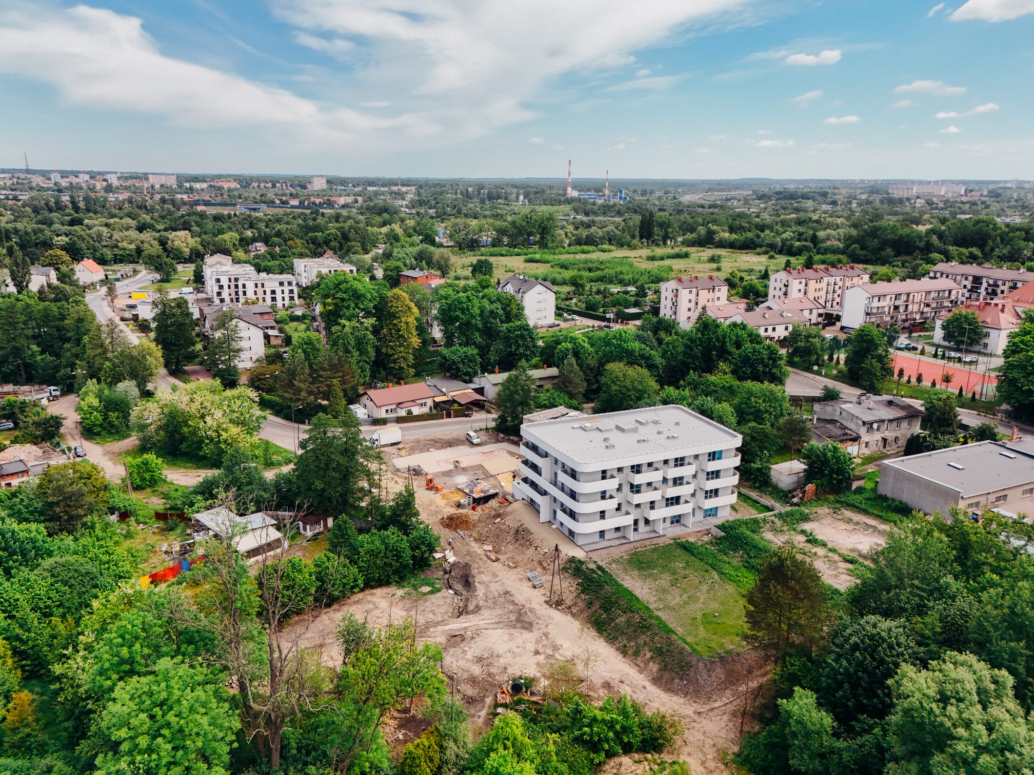 fot. Mosquidron / UM w Gliwicach budynki, drogi, drzewa
