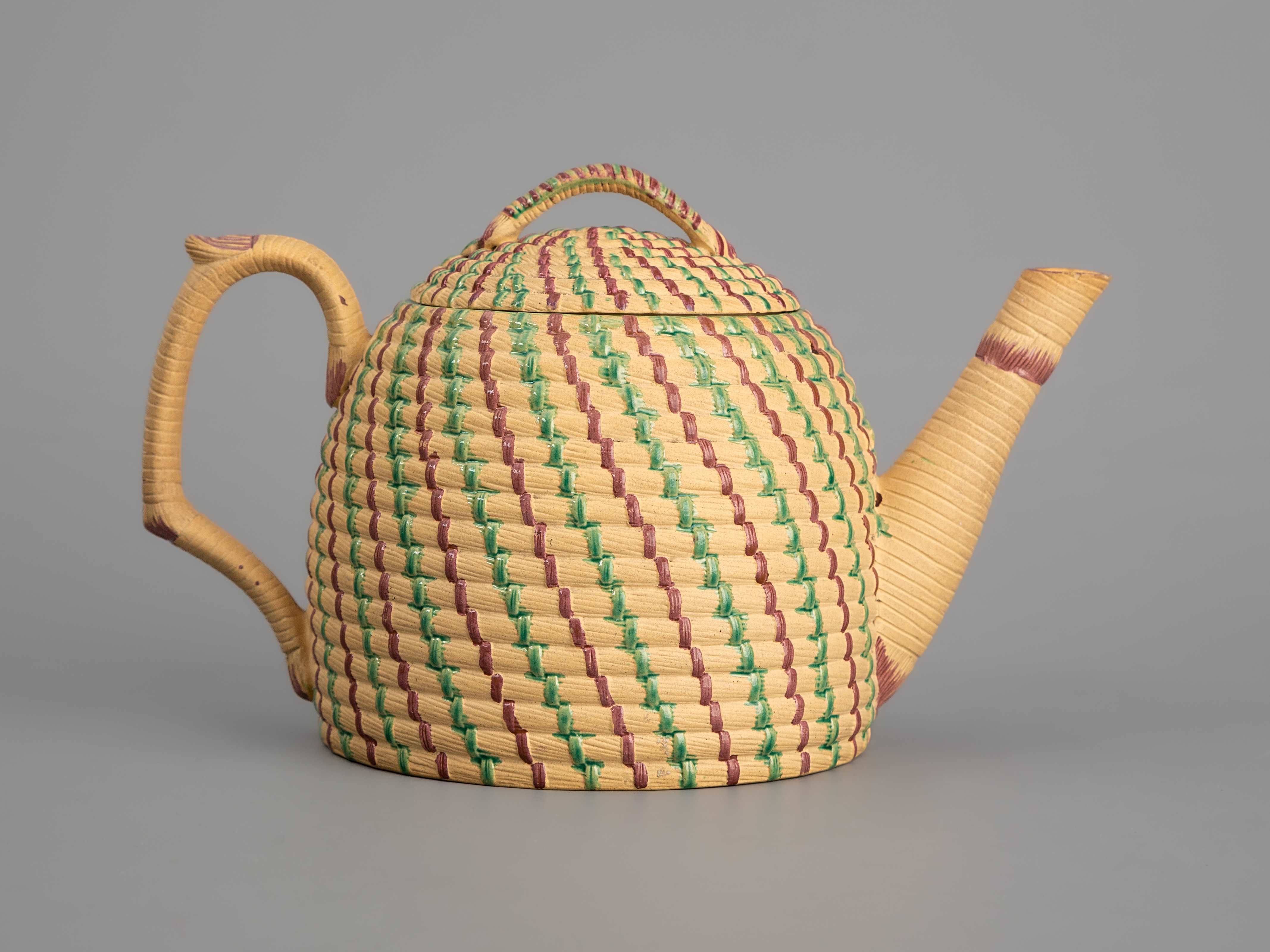 Czajnik z pokrywką, Anglia, Staffordshire, Etruria, Josiah Wedgwood & Sons, około 1818–1821, zbiory Muzeum w Gliwicach, fot. Arkadiusz Stefański Czajnik z pokrywką, Anglia, Staffordshire, Etruria, Josiah Wedgwood & Sons, około 1818–1821