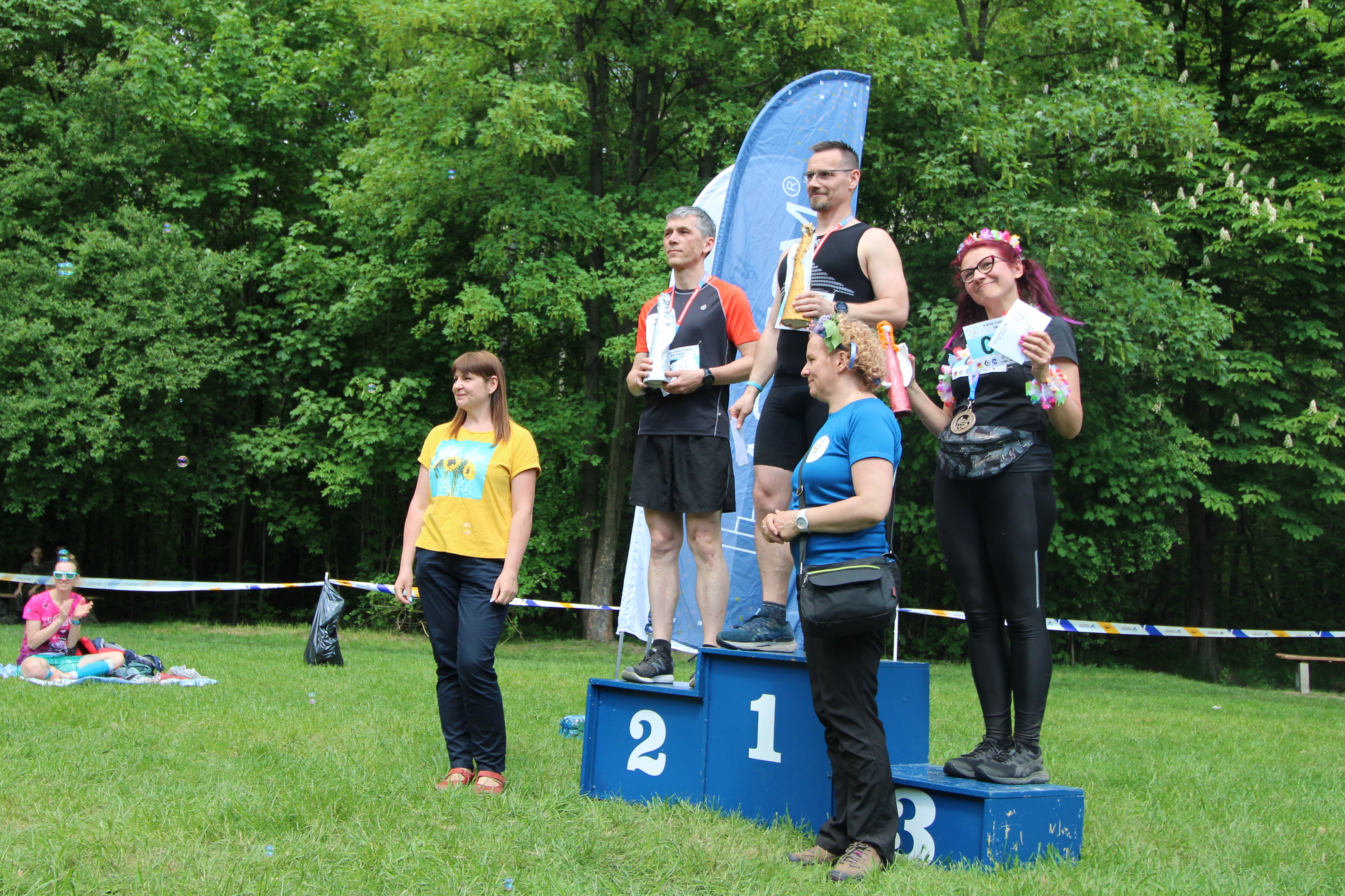 ludzie na podium