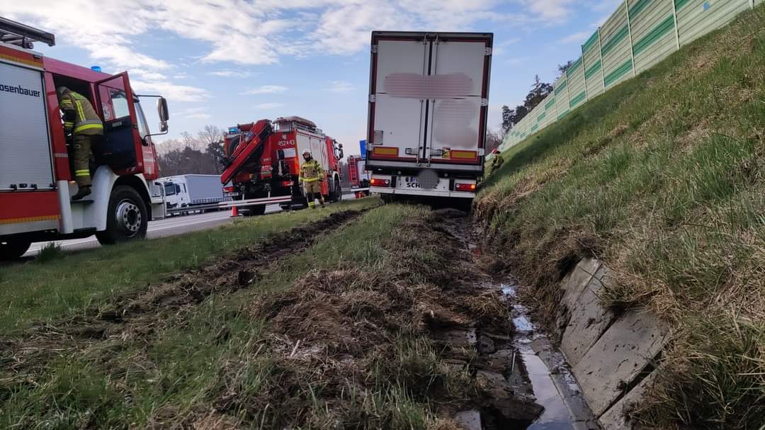 Fot. materiały OSP Brzezinka auto poza drogą
