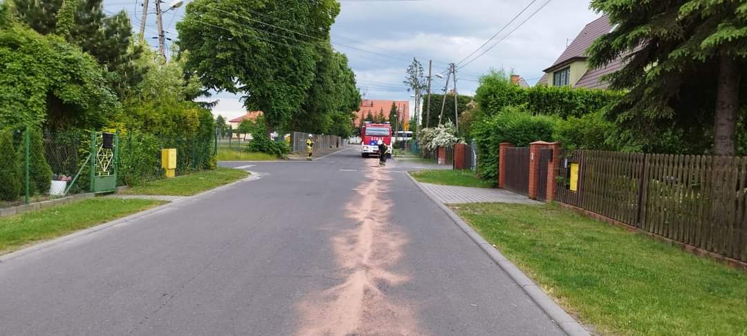 Fot. materiały OSP Brzezinka rozsypany piasek na jezdni
