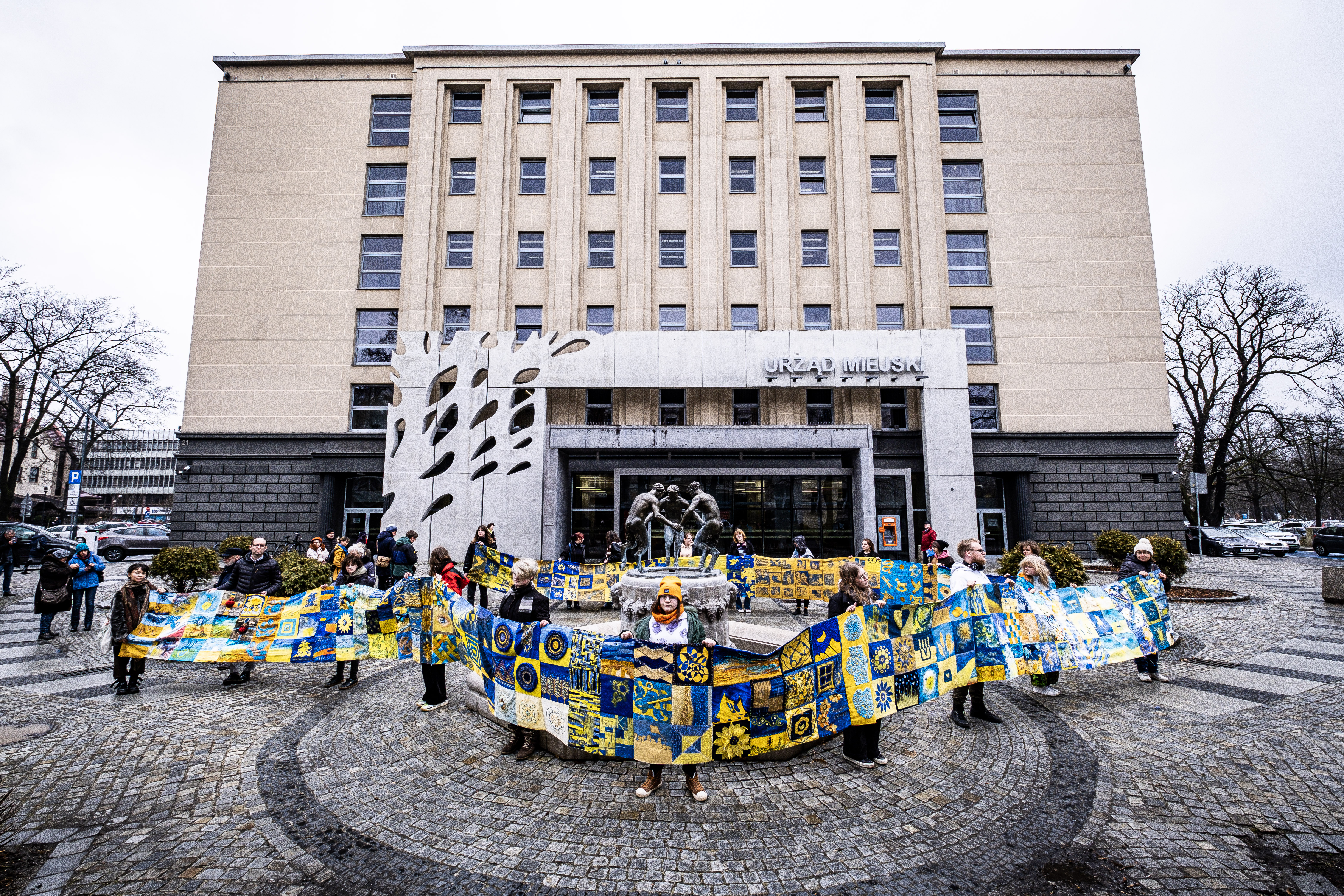 Fot. M.Buksa/UM Gliwice młodzież ze wstęga przed Urzędem Miejskim