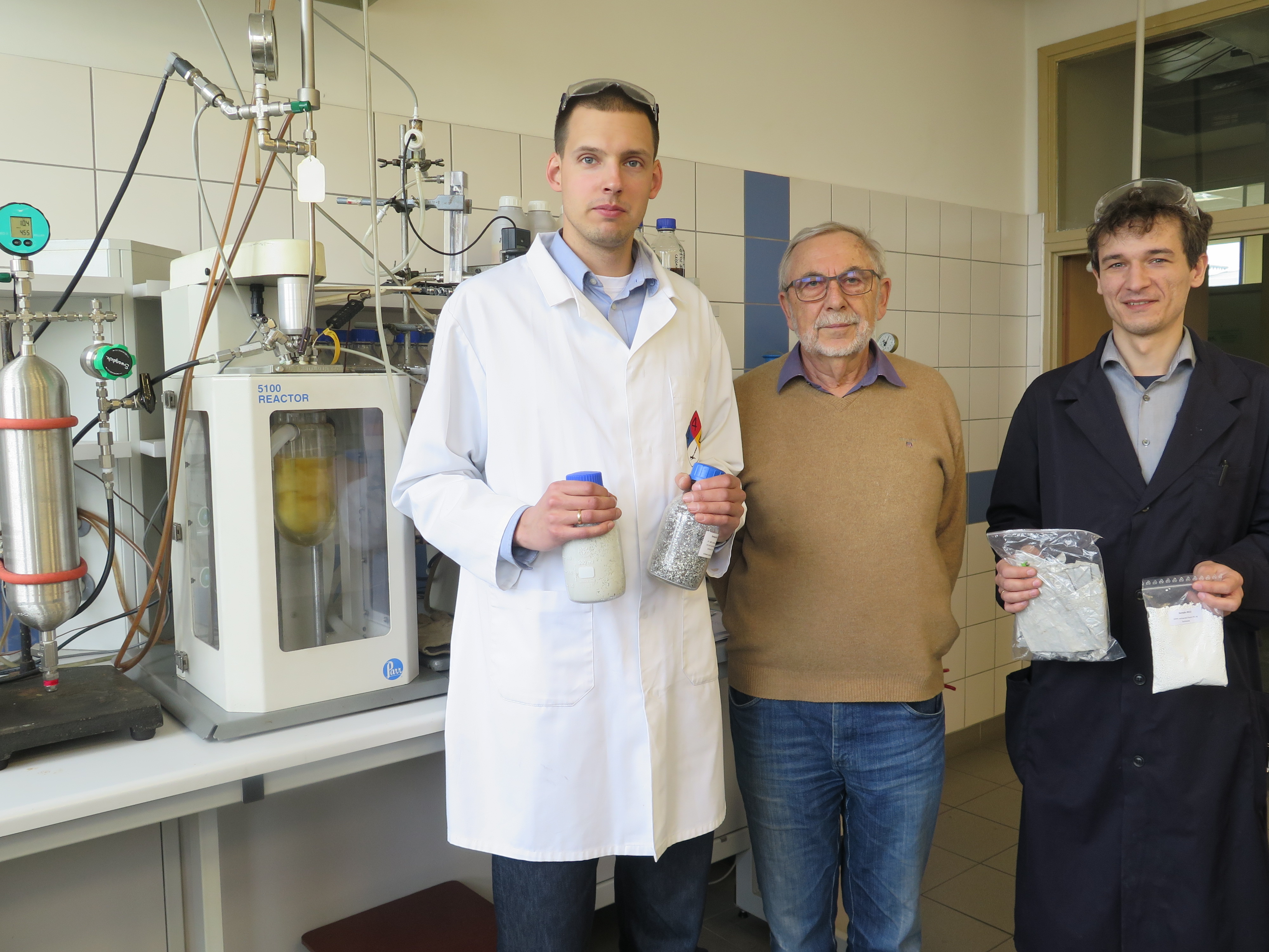 zespół pod kierunkiem prof. Zawadiaka, który opracował metodę odzyskiwania surowców z opakowań typu TetraPak