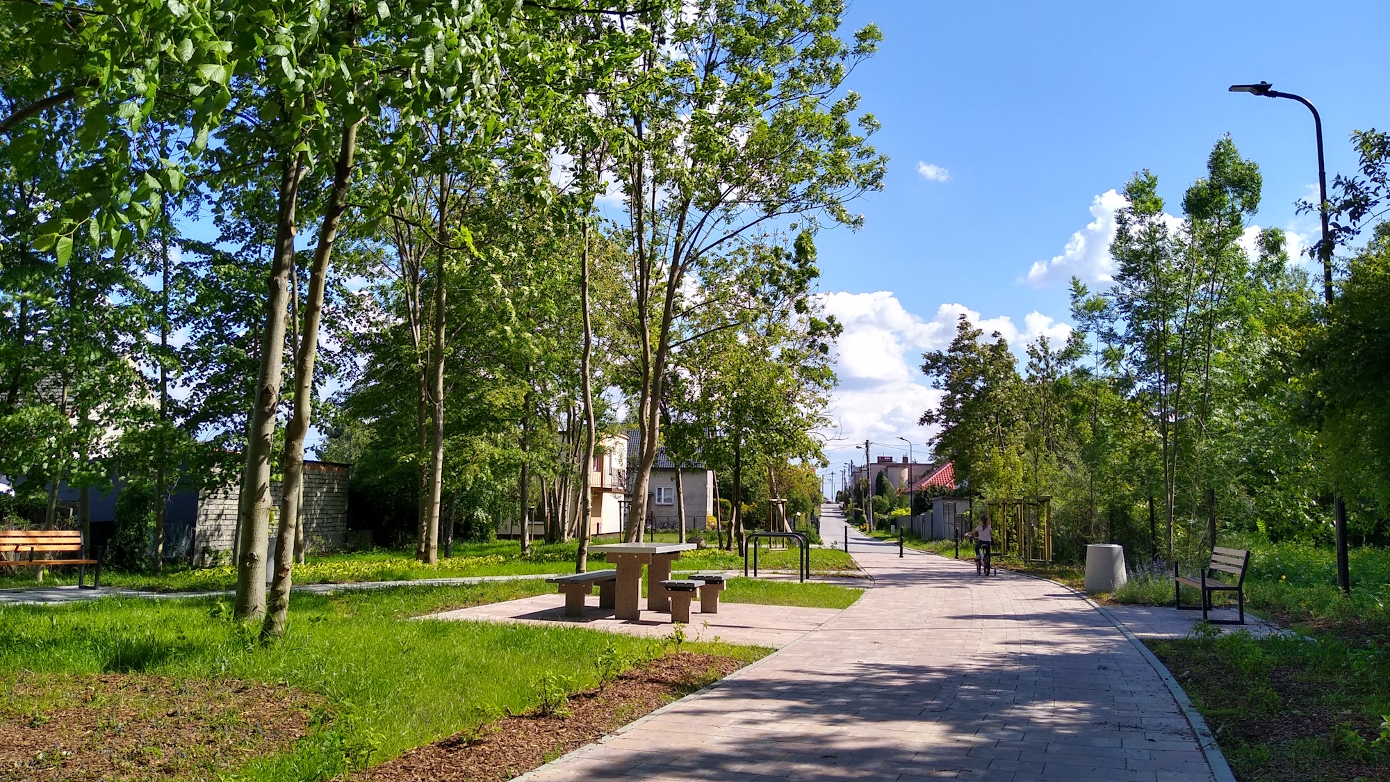 Fot. M.Foltyn/UM Gliwice dziecko na rowerku jedzie wśród zieleni parku kieszonkowego w Ostropie