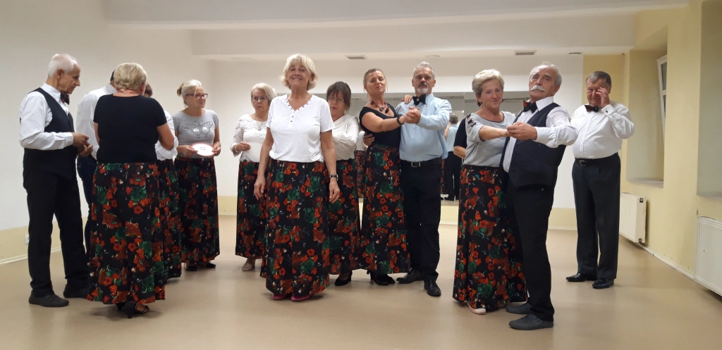 Studenci UTW podczas zajęć tanecznych. Fot. materiały UTW Gliwice Studenci UTW podczas zajęć tanecznych