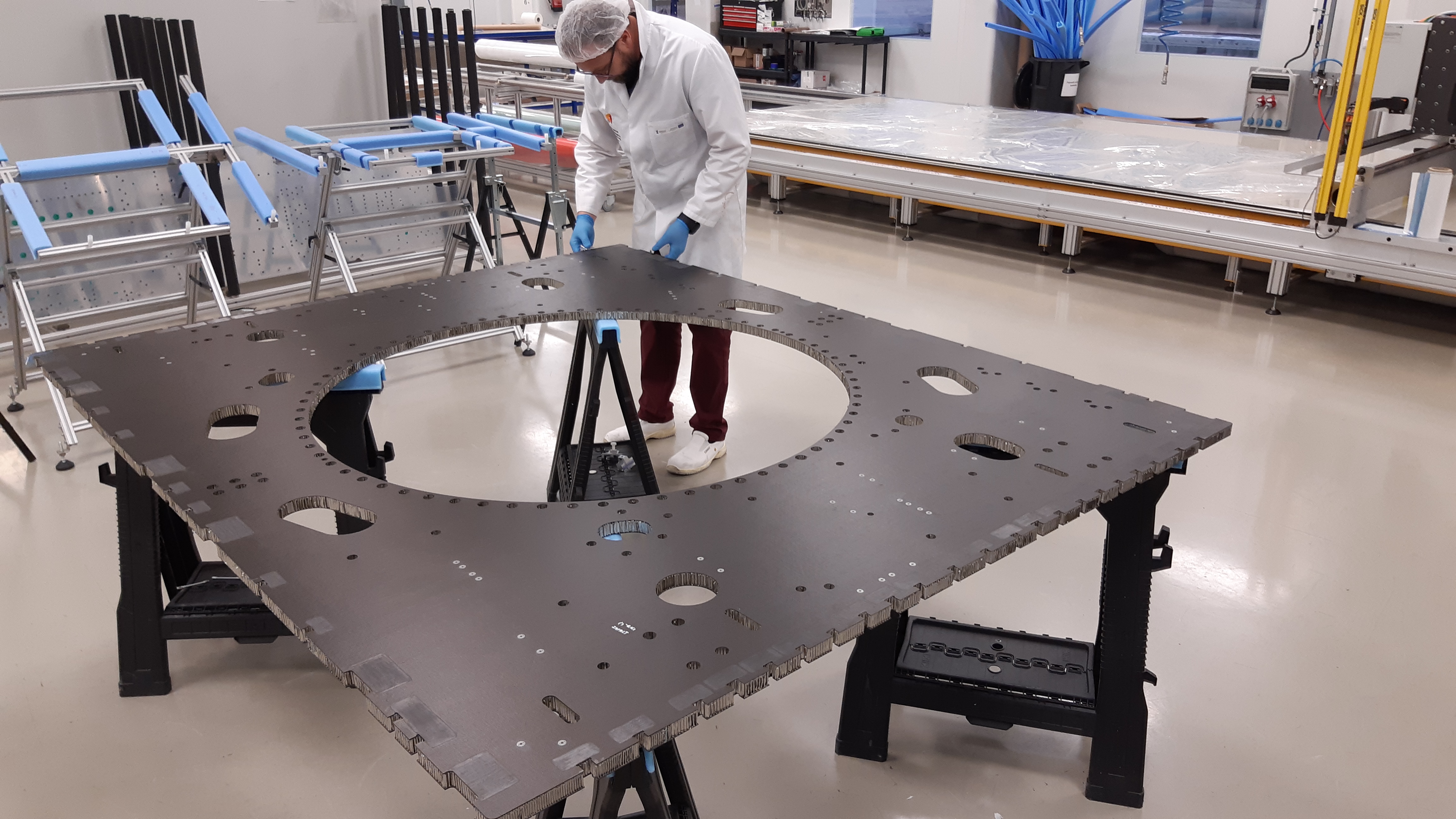 Fot. materiały ŚCNTPL Człowiek wycina elementy do projektu kosmicznego