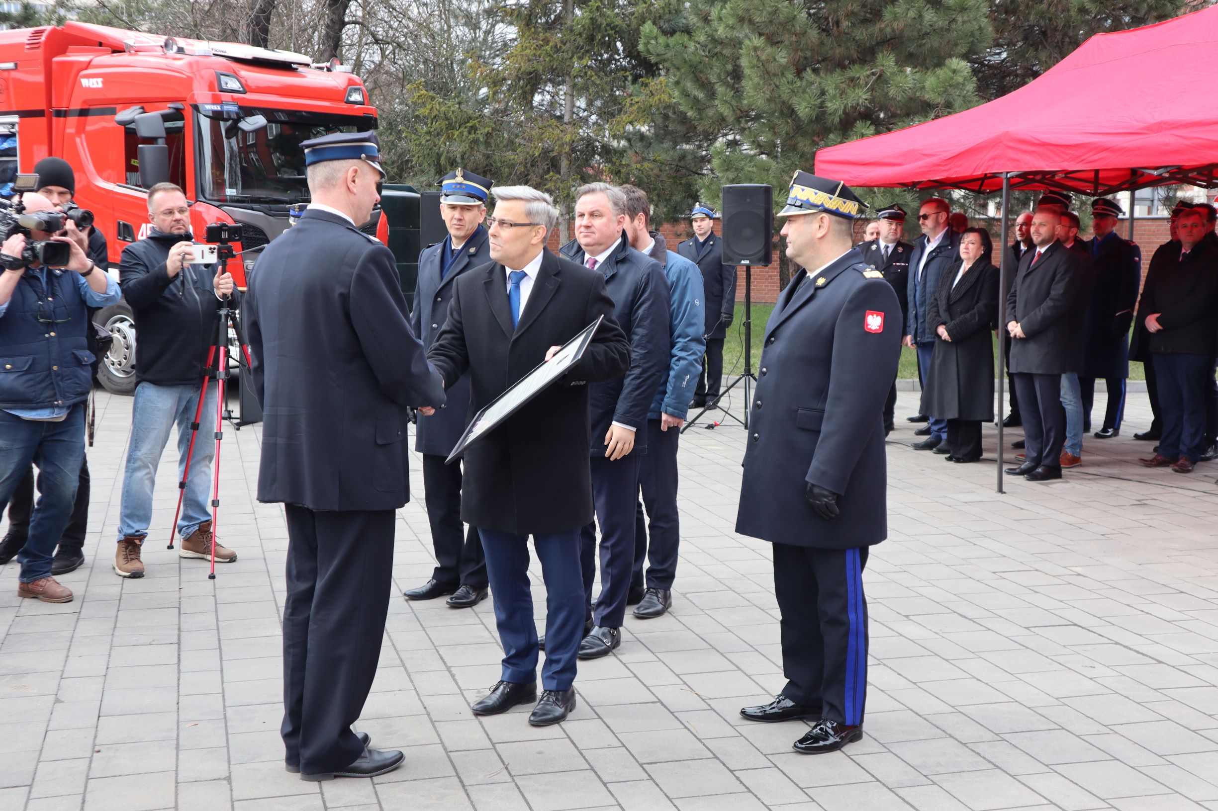 Fot. materiały KM PSP w Gliwicach Wojewoda Śląski, Jarosław Wieczorek, wręczający dowódcy list gratulacyjny