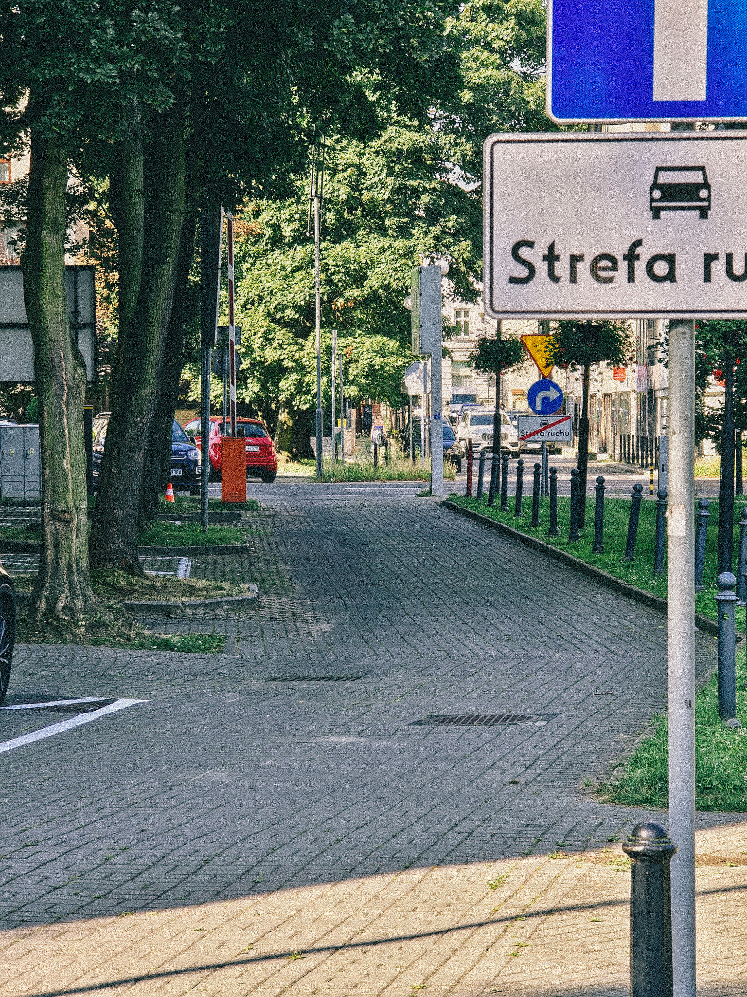 Fot. M. Baranowski/UM Gliwice Fragment drogi za urzędem miejskim i znak "strefa ruchu"