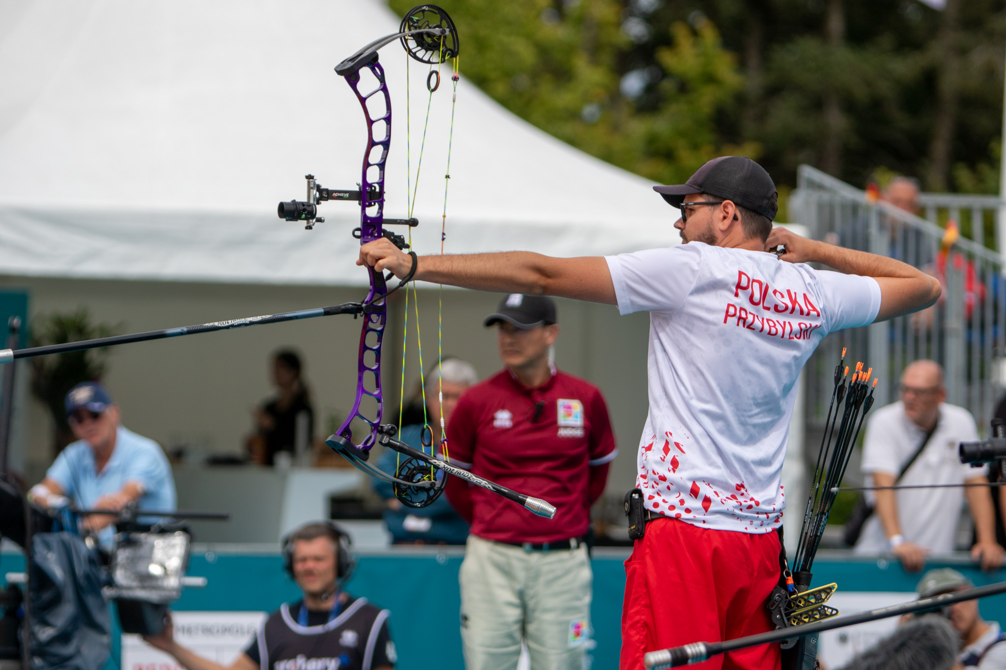 Fot. Polski Związek Łuczniczy/archery.pl Łukasz Przybylski podczas oddawania strzału
