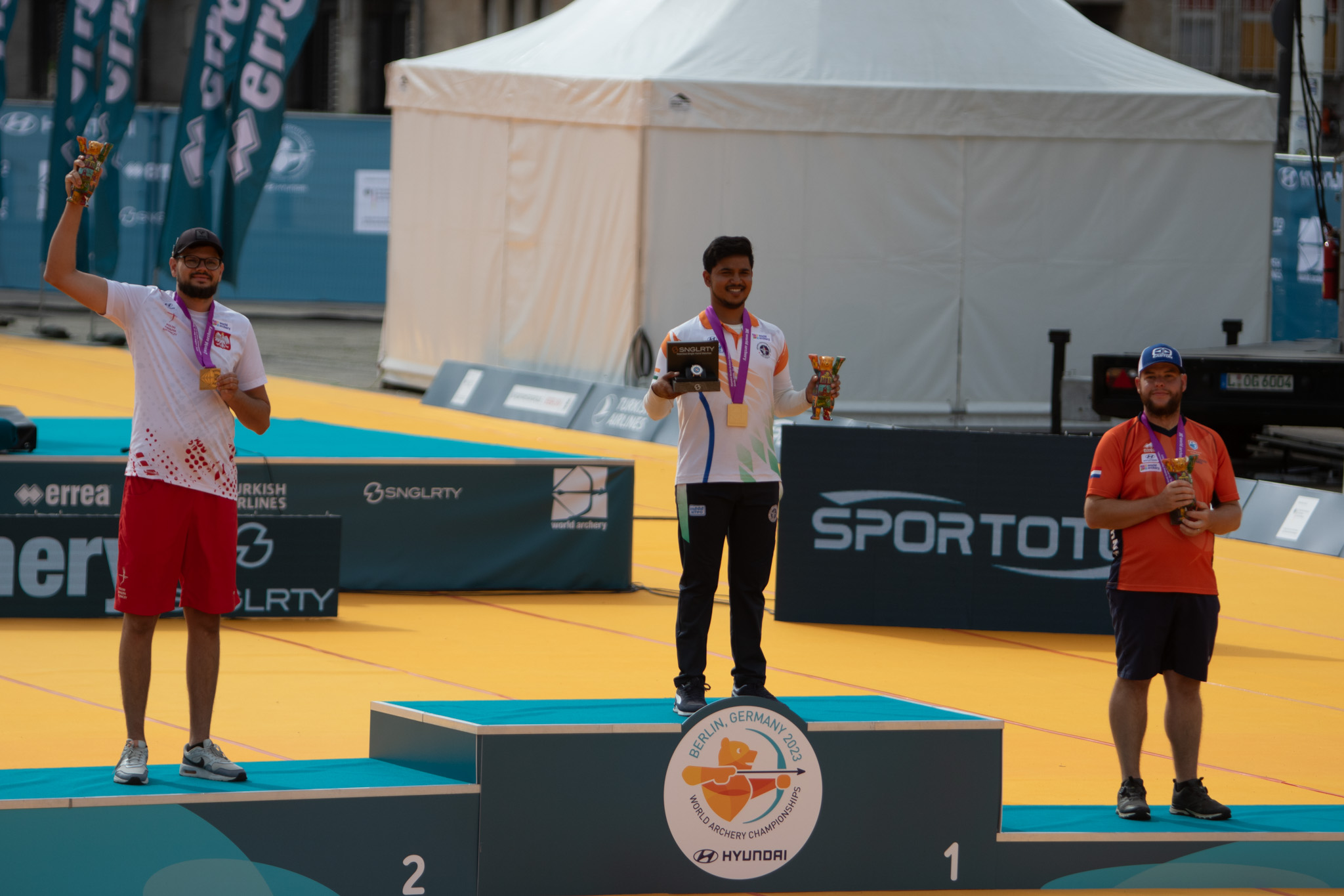 Fot. Polski Związek Łuczniczy/archery.pl Łukasz Przybylski na podium