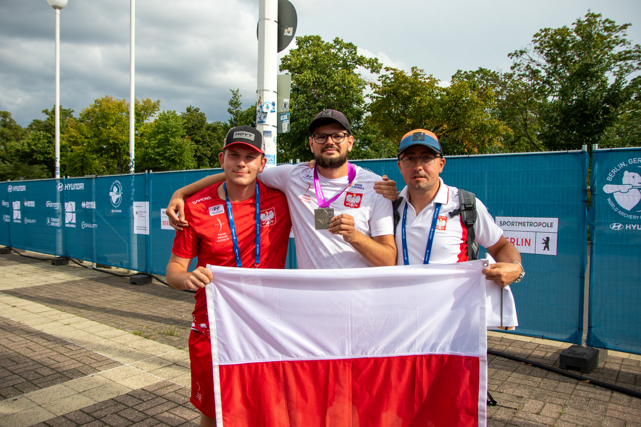 Fot. Polski Związek Łuczniczy/archery.pl Łukasz Przybylski z medalem i flagą Polski