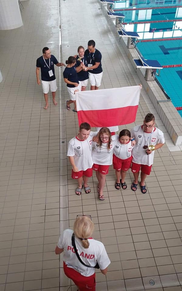 Fot. Edukacja w Gliwicach Reprezentanci Polski niosący biało-czerwoną flagę