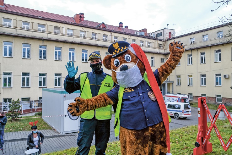 Fot. D.Nita-Garbiec Strażnicy miejscy z maskotką w szpitalu