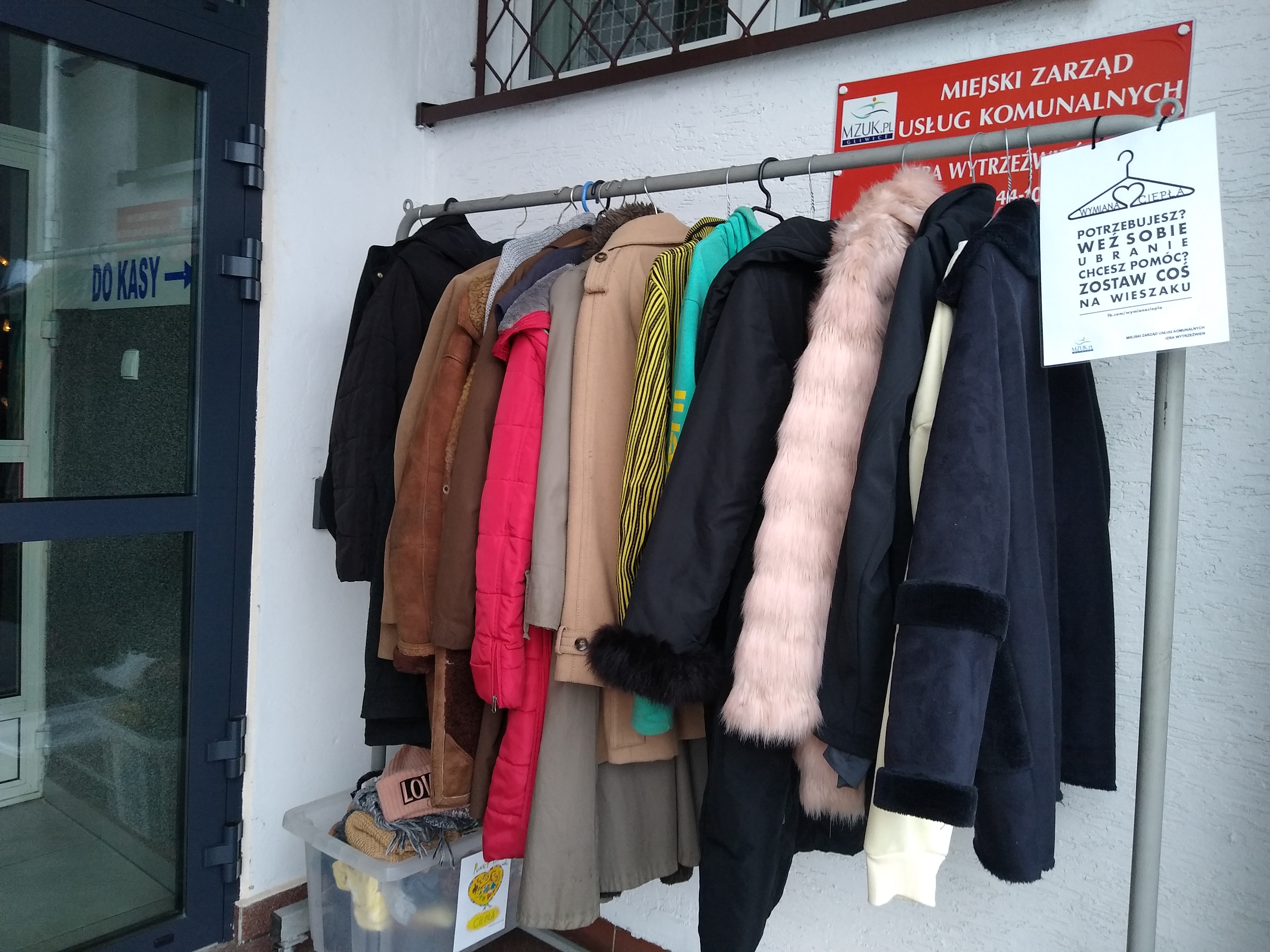 Wieszak ciepła przy izbie wytrzeźwień, ul. Okopowa 6. Fot. M.Foltyn/UM Gliwice ubrania na wieszaku2