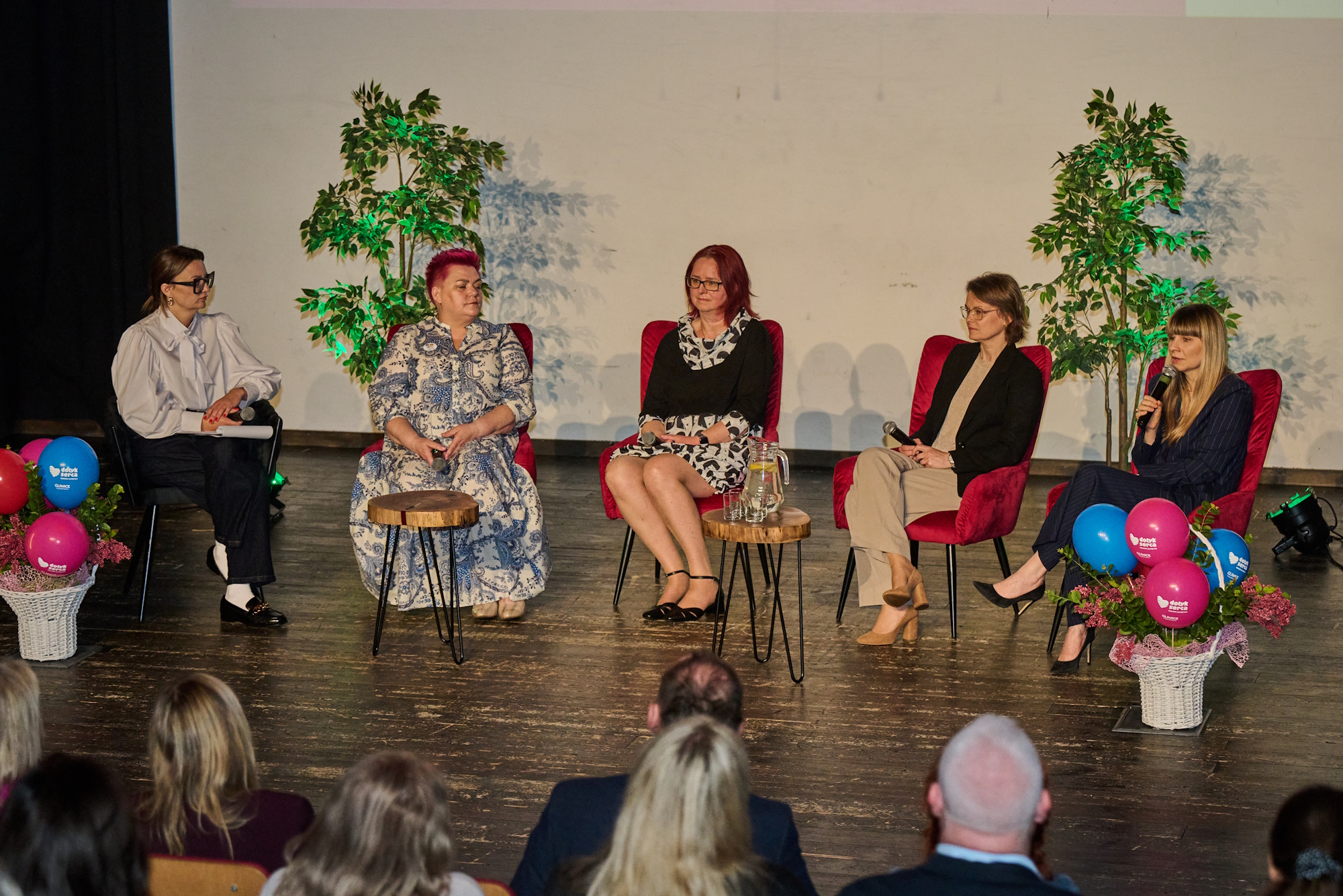 I Gliwickie Forum Rodzicielstwa Zastępczego. Fot. M.Buksa/UM Gliwice osoby na scenie siedzą na krzesłach - prelegenci konferencji