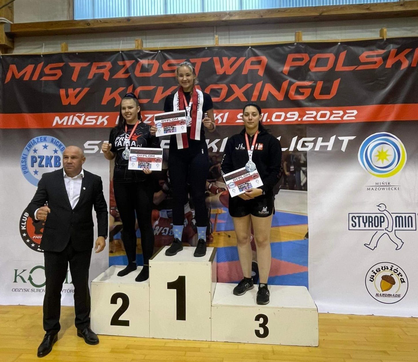 fot. Najemnik Gliwice zawodniczki Najemnika z medalami