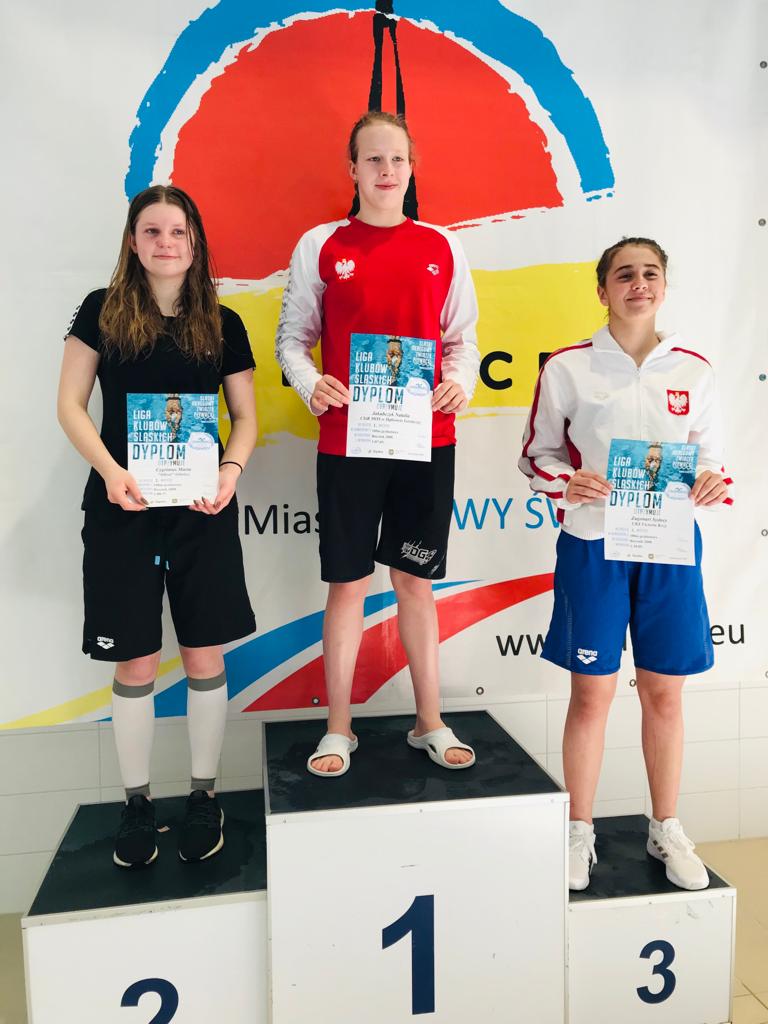 Fot. materiały Klubu Pływackiego "Sikret" Gliwice Zawodniczki na podium