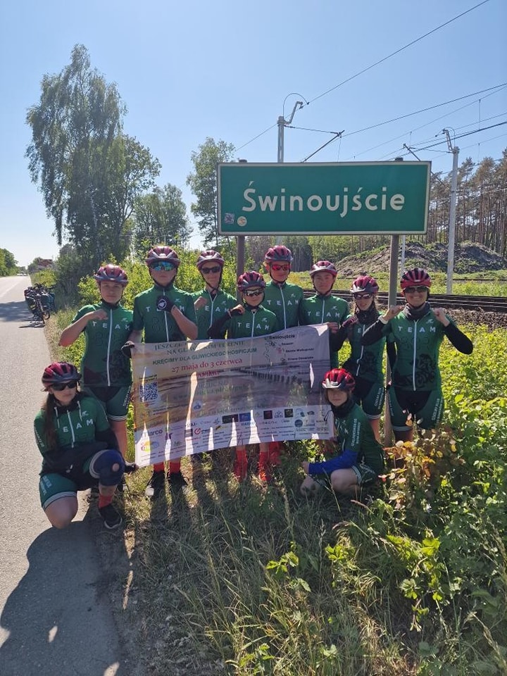 Fot. archiwum prywatne rowerzyści przy znaku