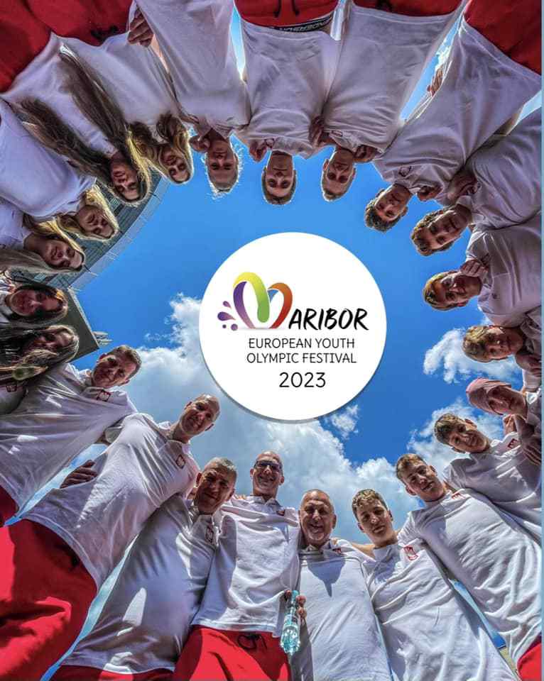 Fot. Polski Związek Pływacki/ Facebook Jakub Katana wśród pozostałych reprezentantów Polski