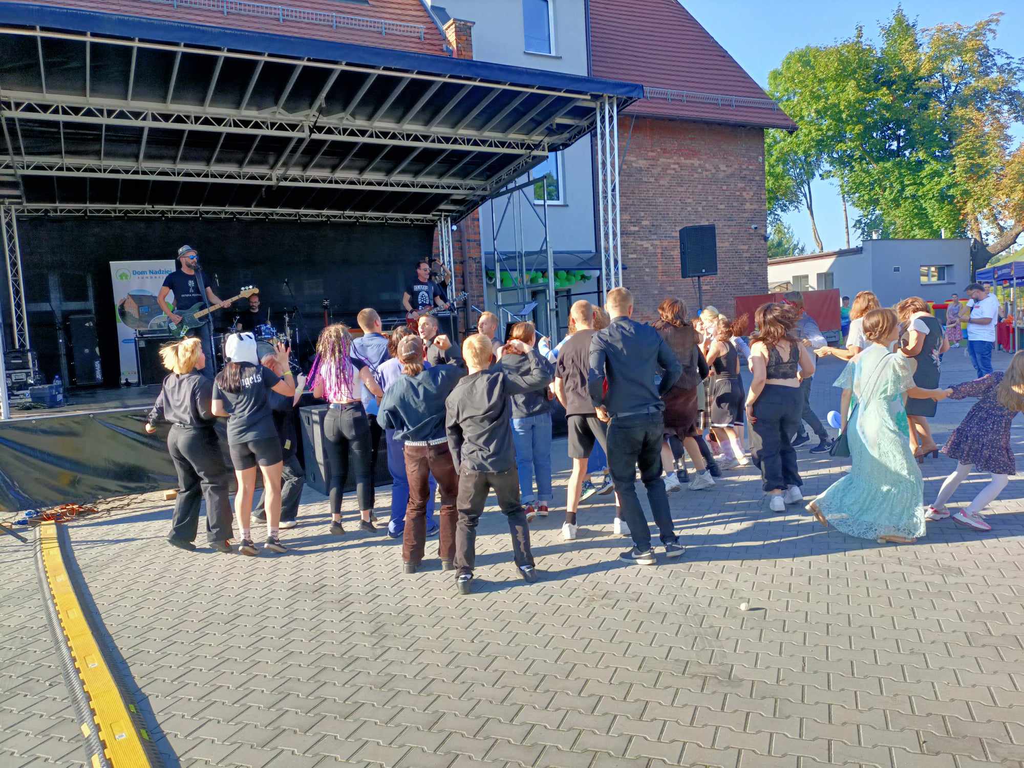 Fot. B.Kończak/UM Gliwice ludzie bawiący się pod sceną