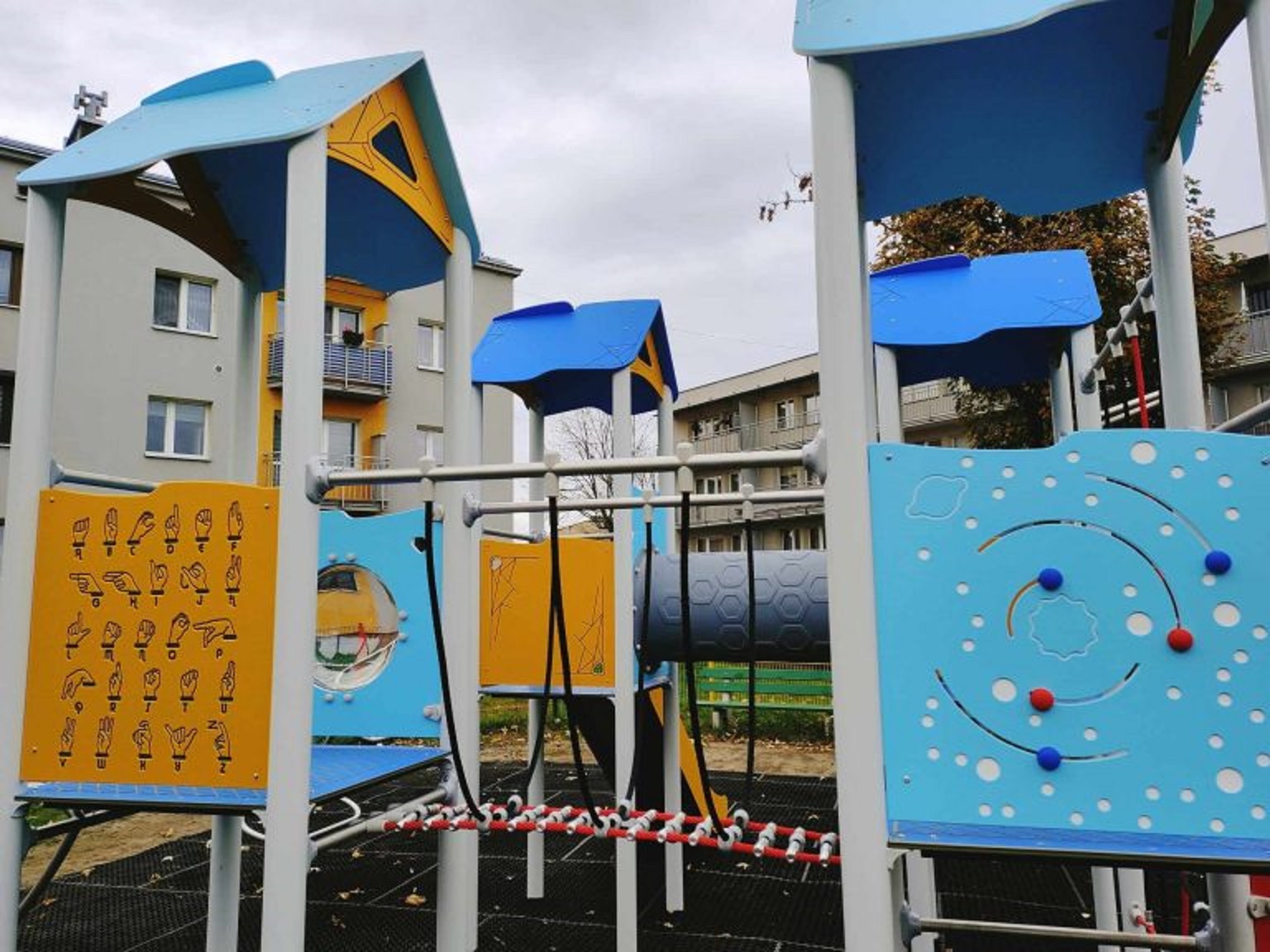 Fot. materiały MZUK plac zabaw z nowymi urządzeniami
