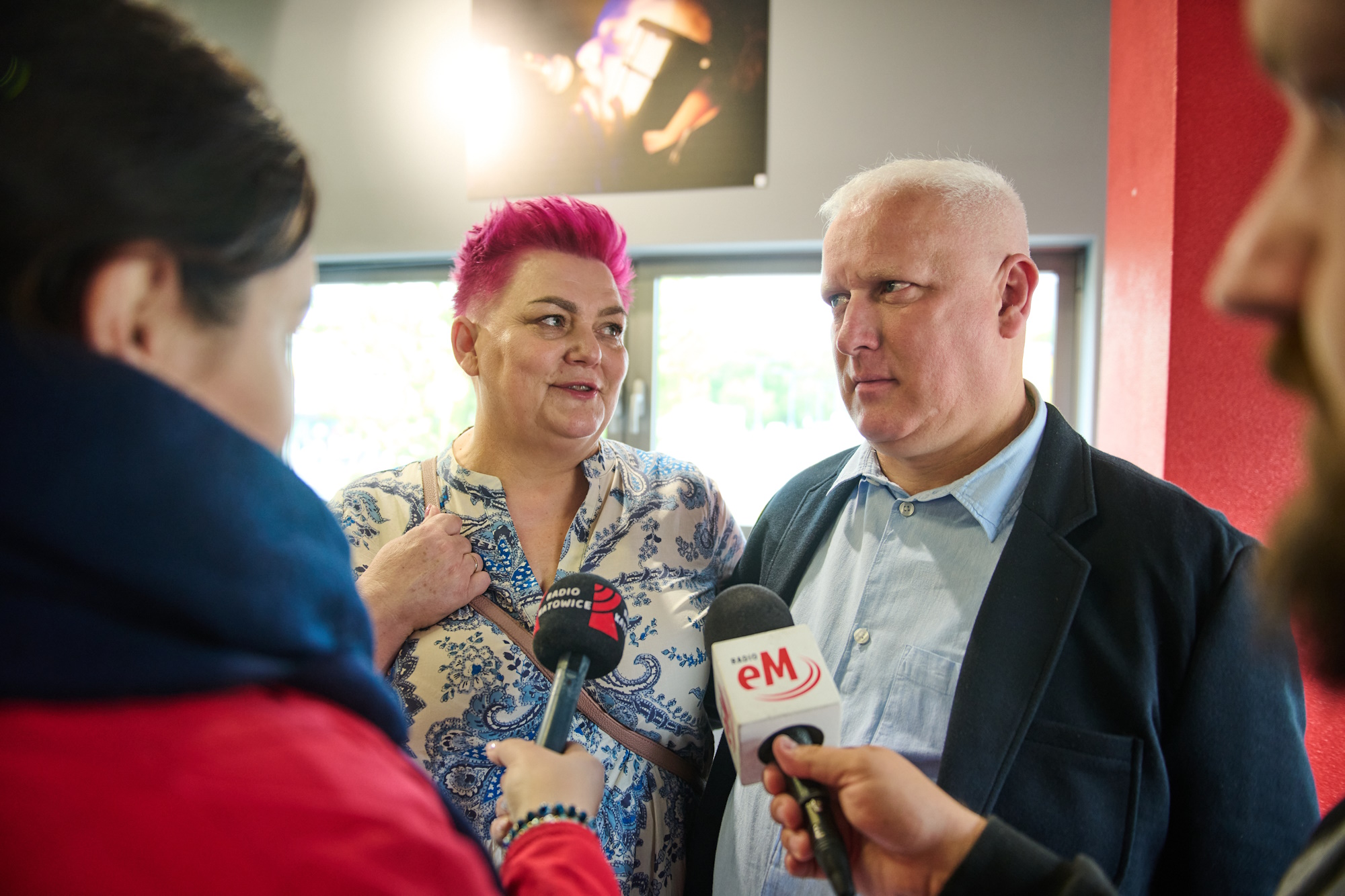 Państwo Korzec, jedna z gliwickich rodzin zastępczych podczas wywiadu. Fot. M.Buksa/UM Gliwice kobieta i mężczyzna udzielają wywiadu do mikrofonu