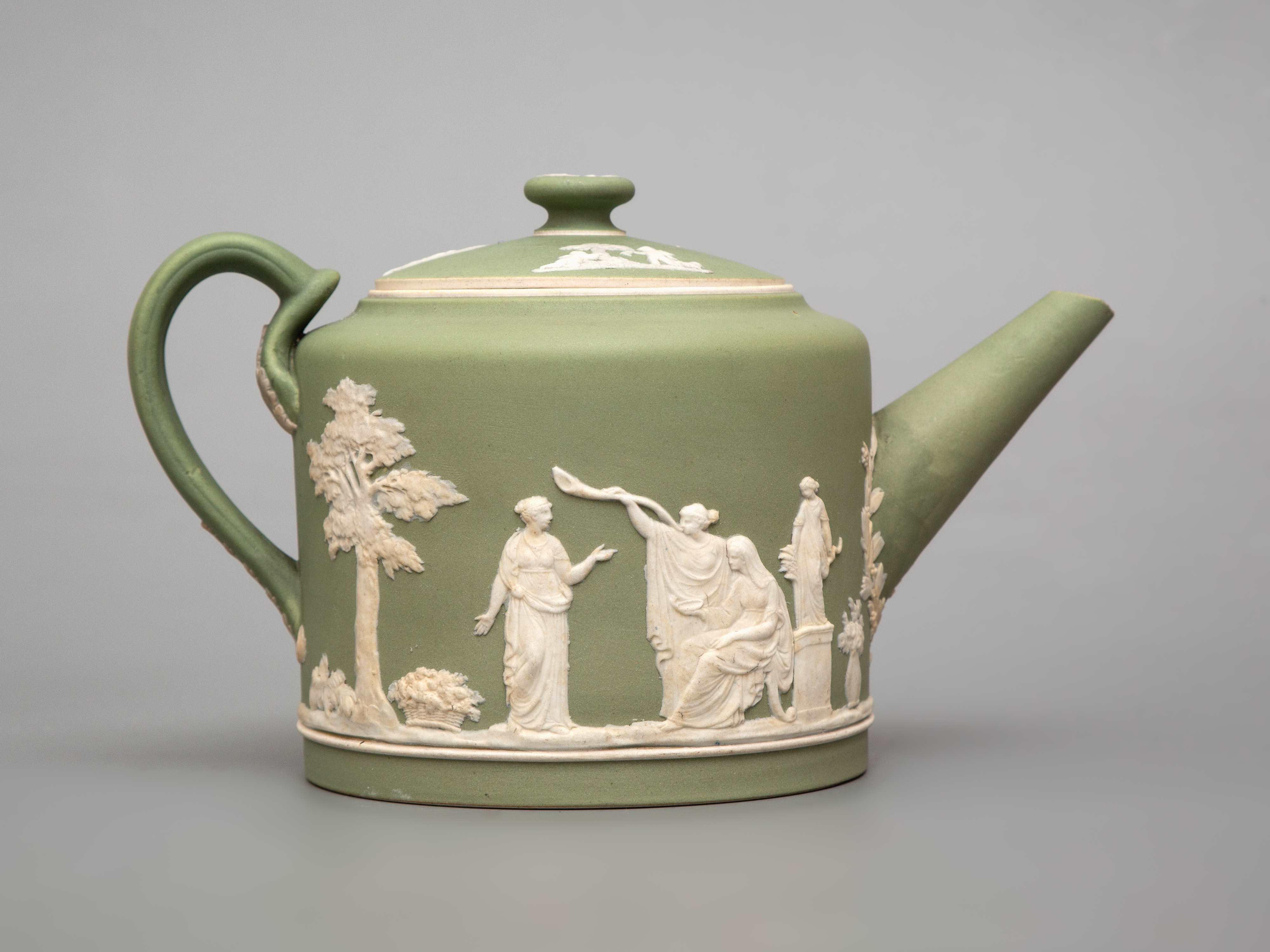 Czajnik z pokrywką, Anglia, Etruria, Josiah Wedgwood & Sons, lata 1790–1810, zbiory Muzeum w Gliwicach, fot. Arkadiusz Stefański Czajnik z pokrywką, Anglia, Etruria, Josiah Wedgwood & Sons, lata 1790–1810