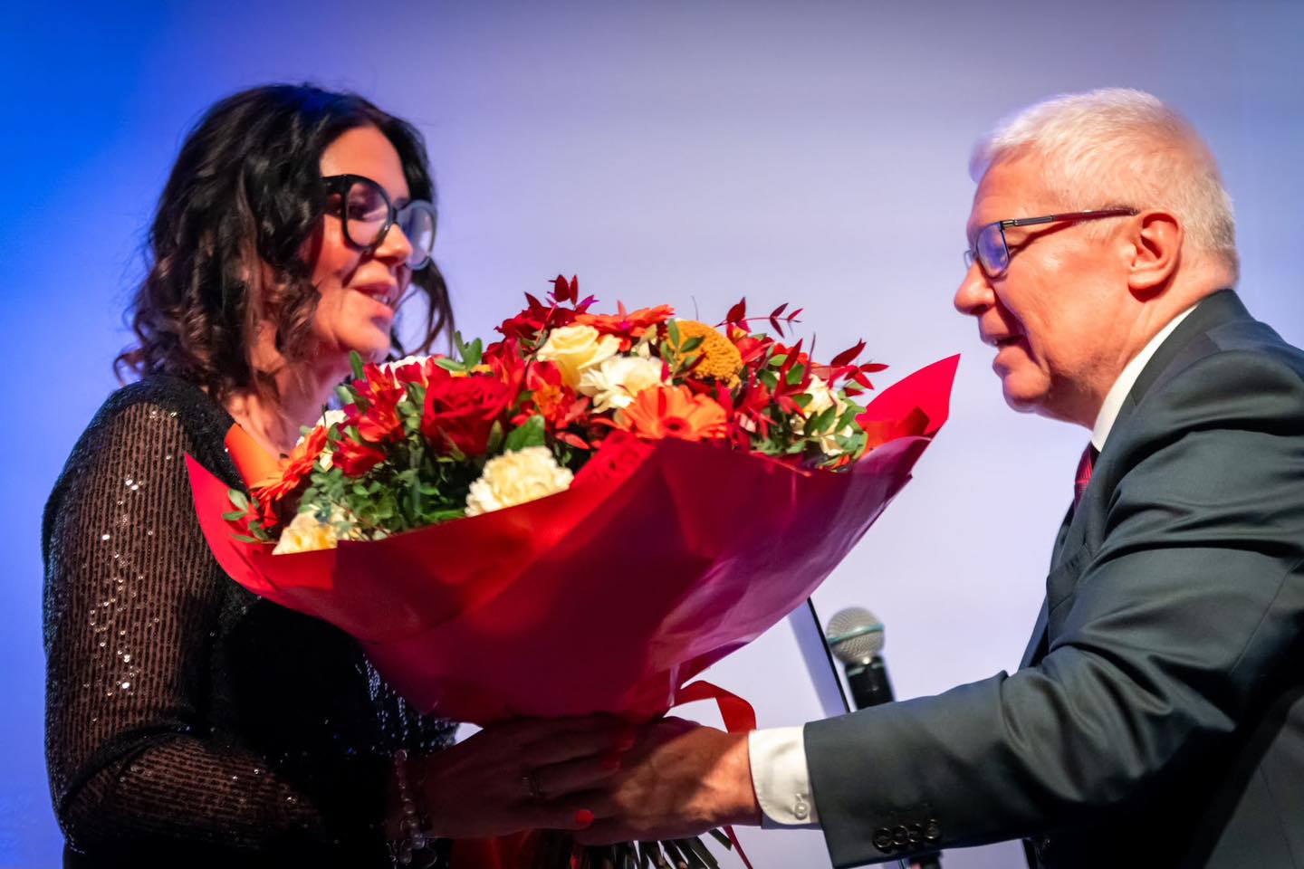 Gala 30-lecia WTZ Tęcza. Fot. K. Krzemiński prezydent Gliwic wręcza kwiaty prezes Fundacji Różyczka