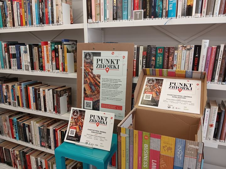 Fot. materiały organizatora książki na regałach