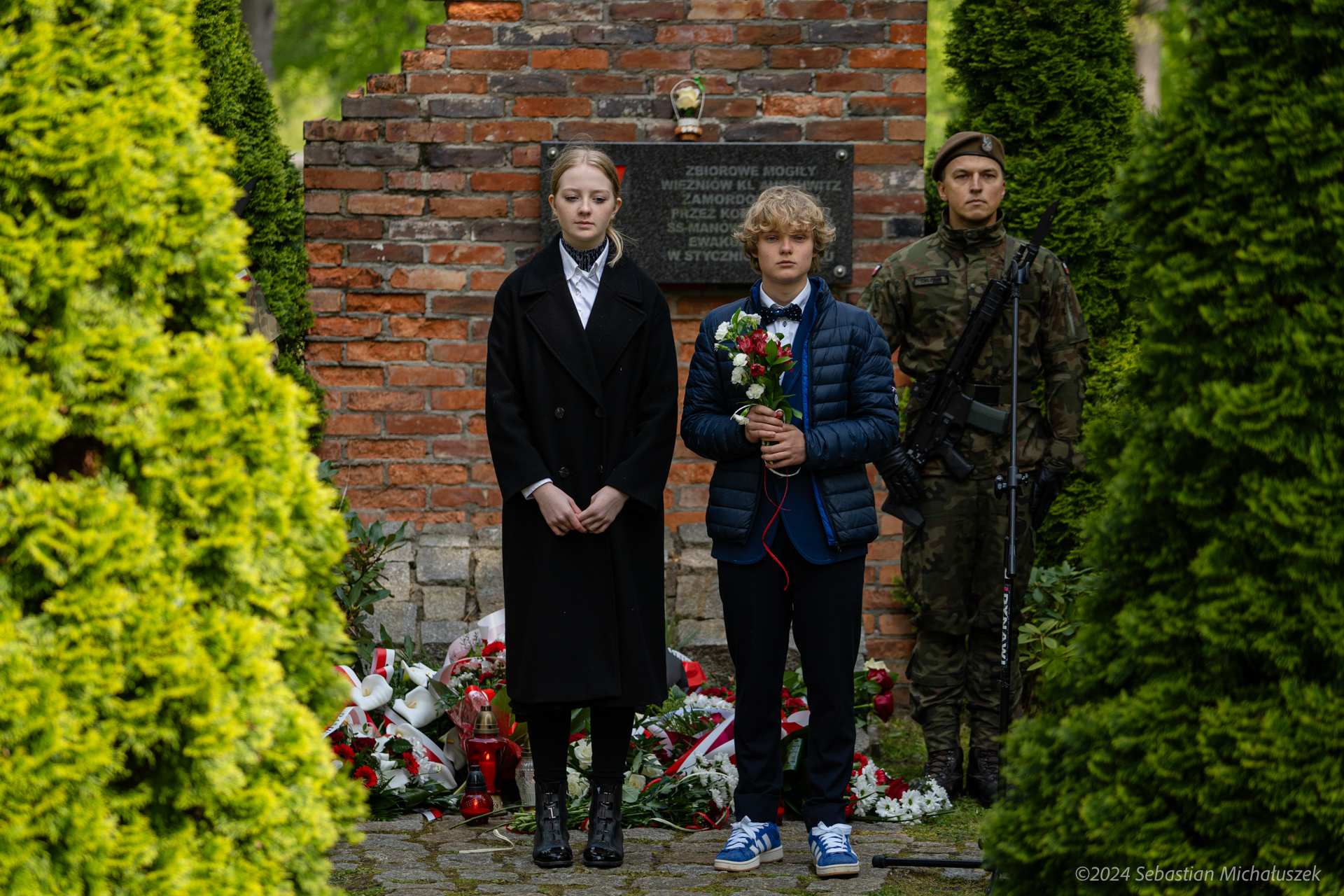 Fot. S. Michałuszek Uczniowie stojący przed pomnikiem