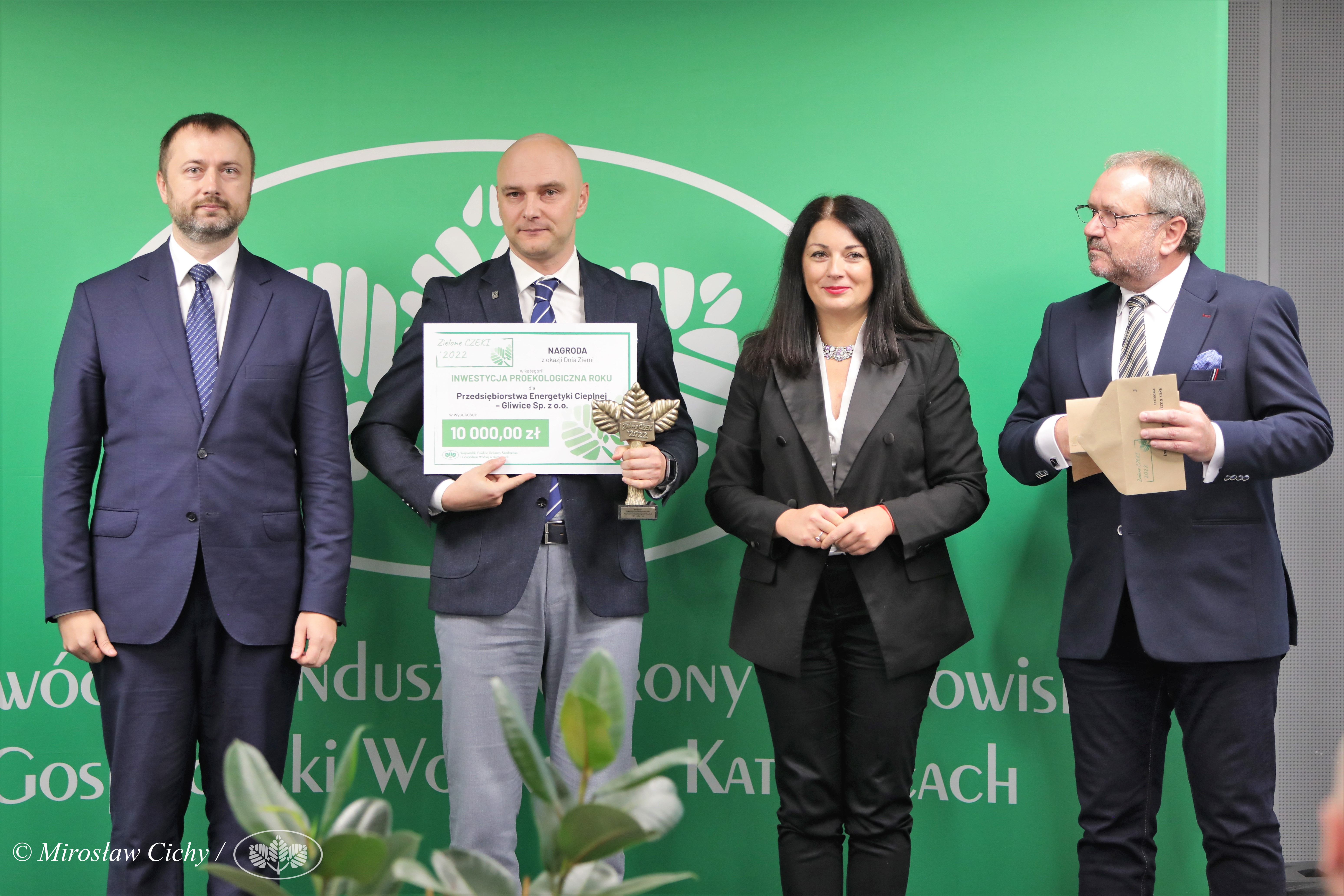 fot. M. Cichy / materiały WFOŚiGW na zdjęciu prezes PEC z otrzymaną nagrodą