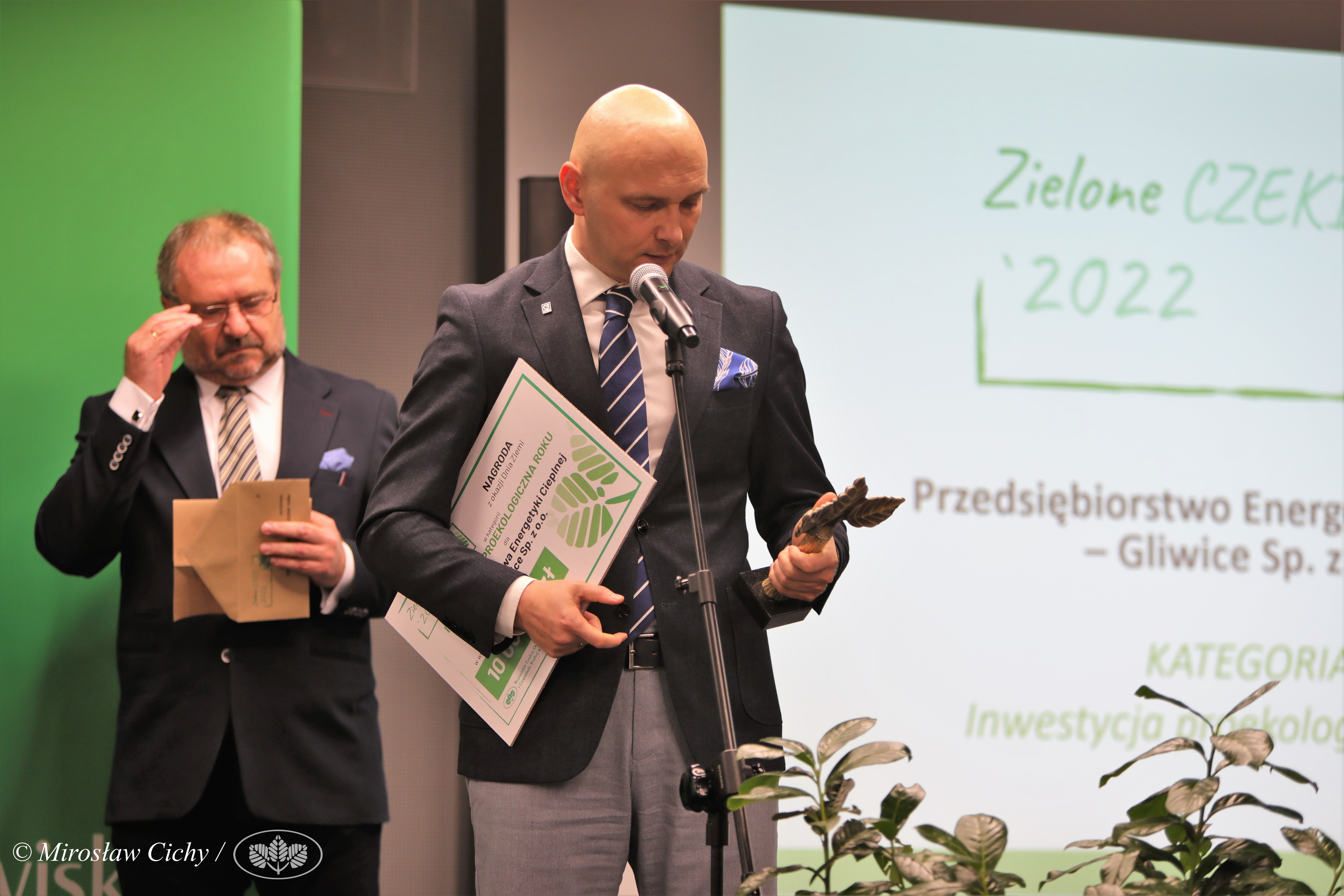 fot. M. Cichy / materiały WFOŚiGW na zdjęciu prezes PEC z otrzymaną nagrodą