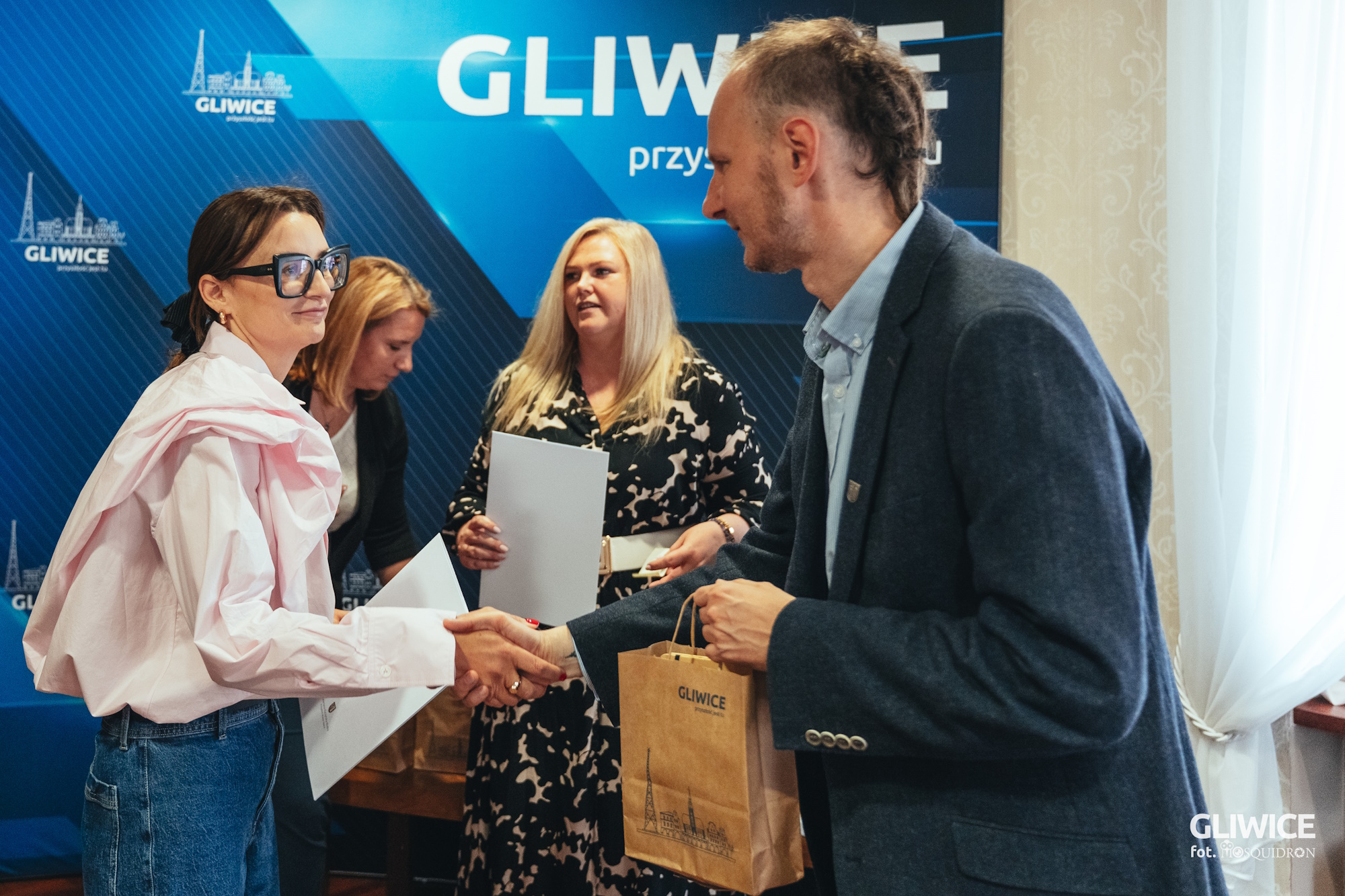 Fot. Mosquidron/UM Gliwice prezydent Gorczyński wręcza nagrodę