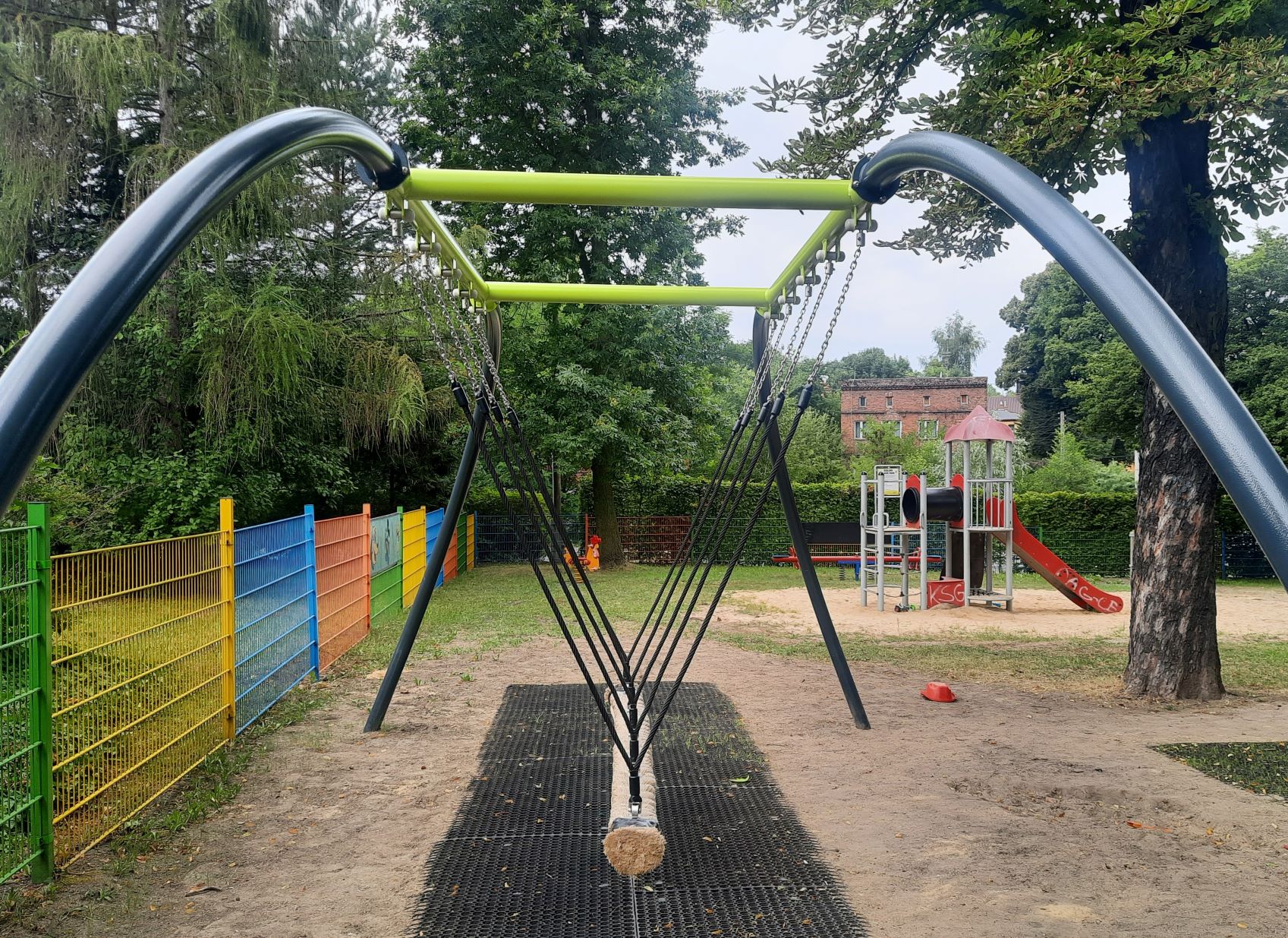 Plac zabaw w Ligocie Zabrskiej (fot. materiały MZUK) urządzenia na placu zabaw