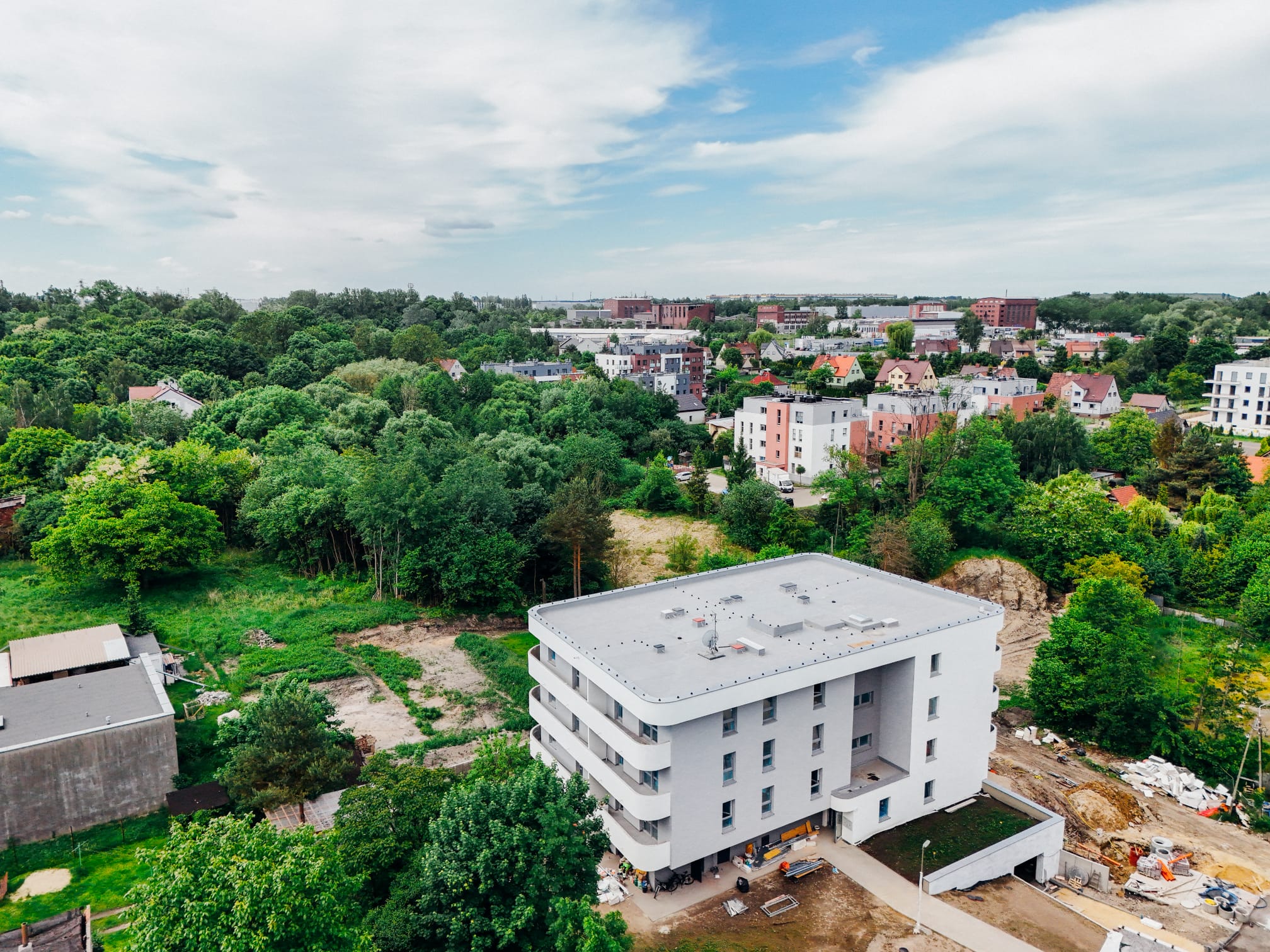 fot. Mosquidron / UM w Gliwicach budynki, drogi, drzewa