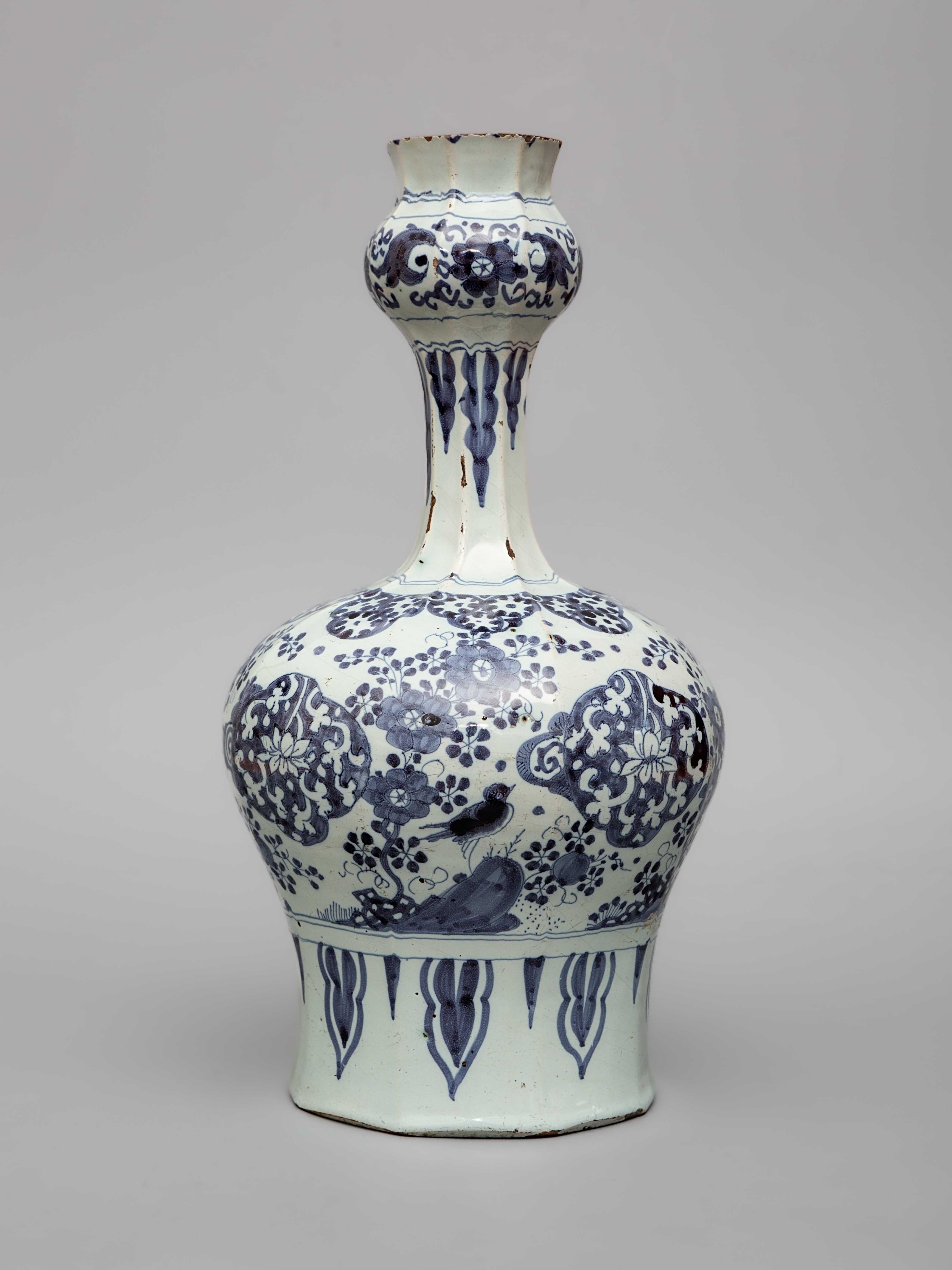 Wazon tykwowy, Delft, lata 1660–1680, zbiory Muzeum w Gliwicach, fot. Arkadiusz Stefański Wazon tykwowy, Delft, lata 1660–1680