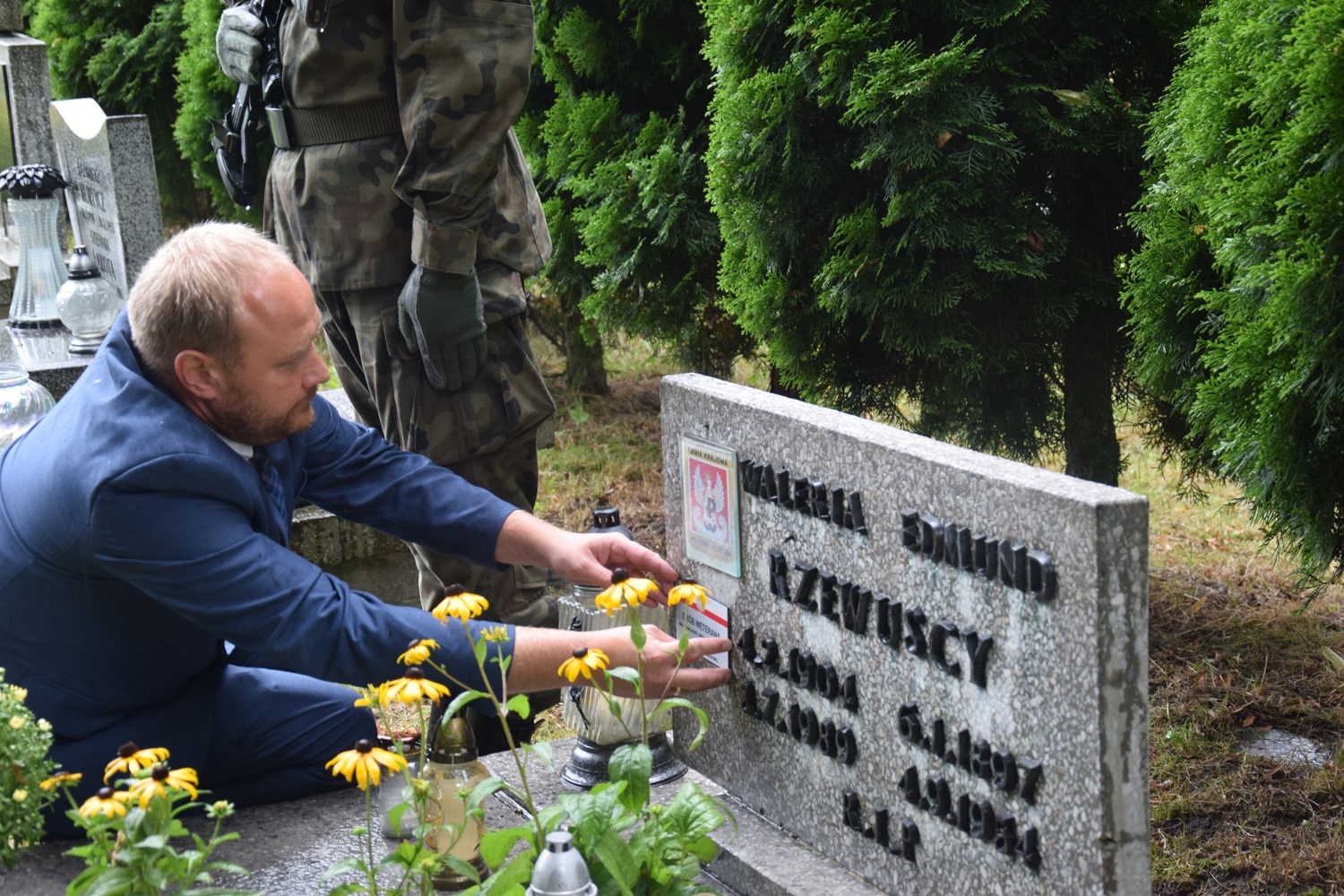 Fot. Danuta Mikoda/IPN Przywieszanie tabliczki na mogile