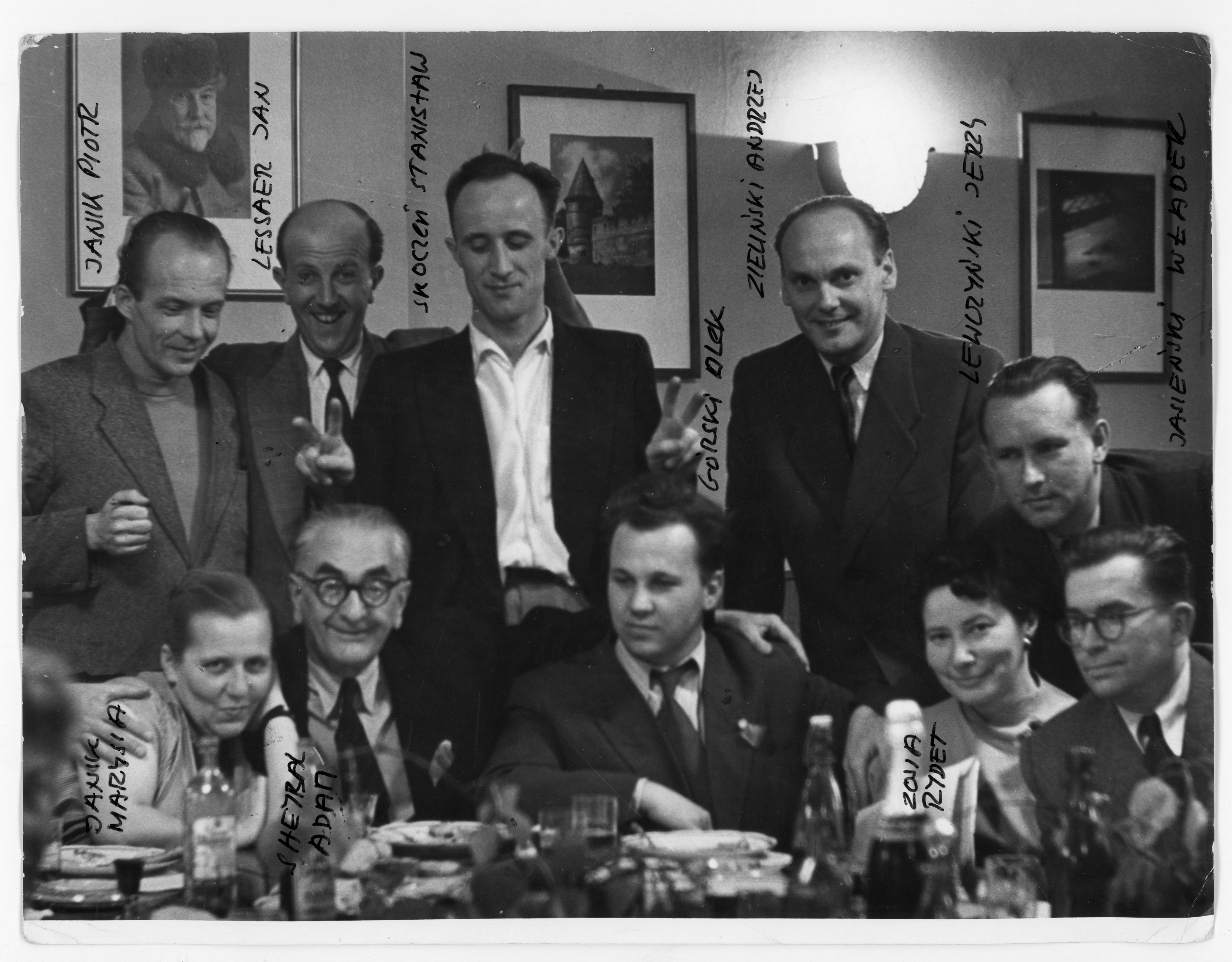 członkowie GTF-u ok. 1960 r. (fot. Muzeum w Gliwicach) zdjęcie elgancko ubranej grupy ludzi przy stoliku w sali restauracyjnej
