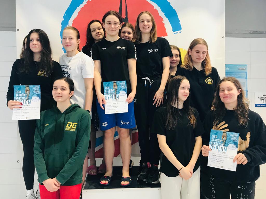Fot. materiały Klubu Pływackiego "Sikret" Gliwice Zawodniczki na podium