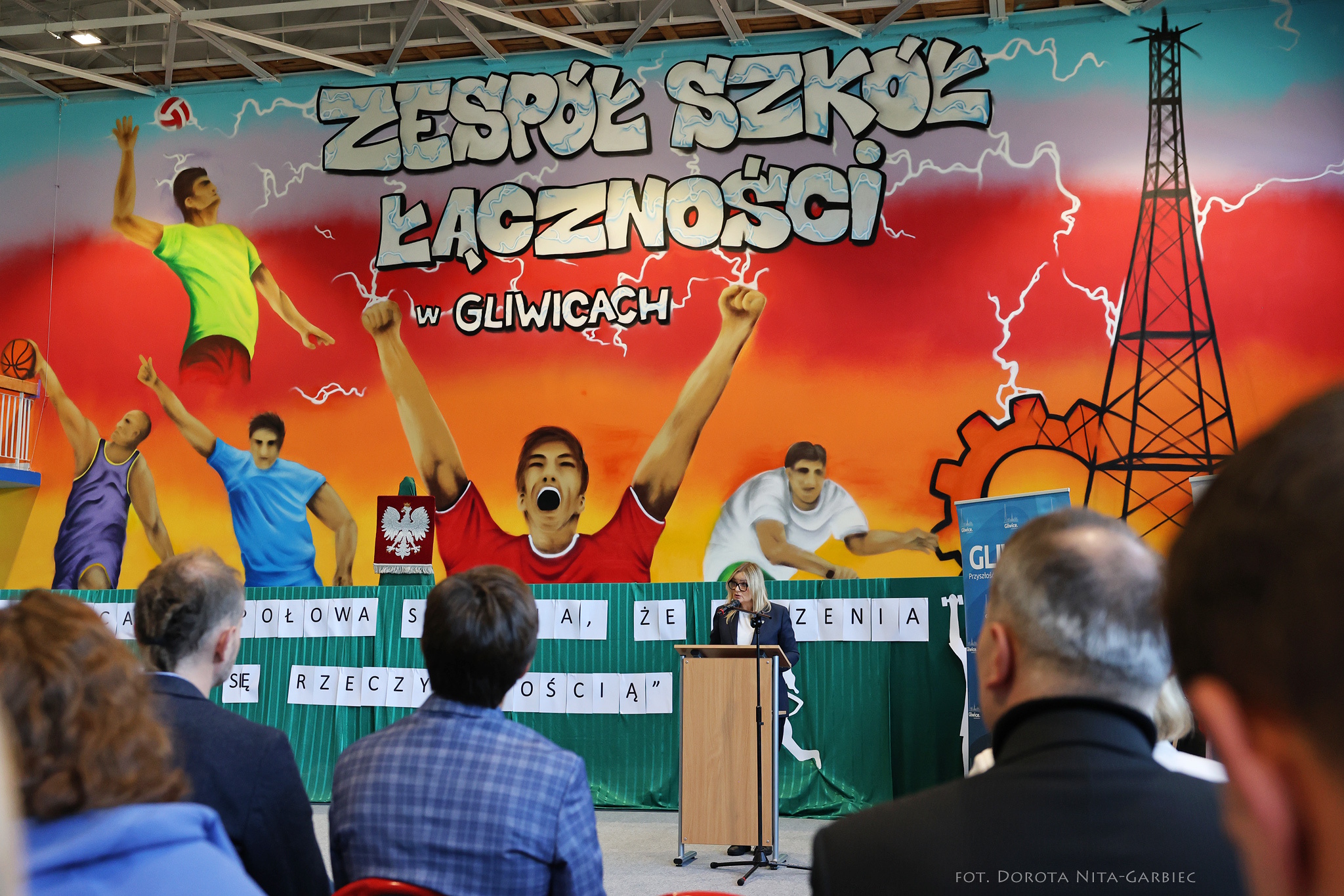 Fot. D.Nita-Garbiec/UM Gliwice prezydent za mównicą na =tle grafiki