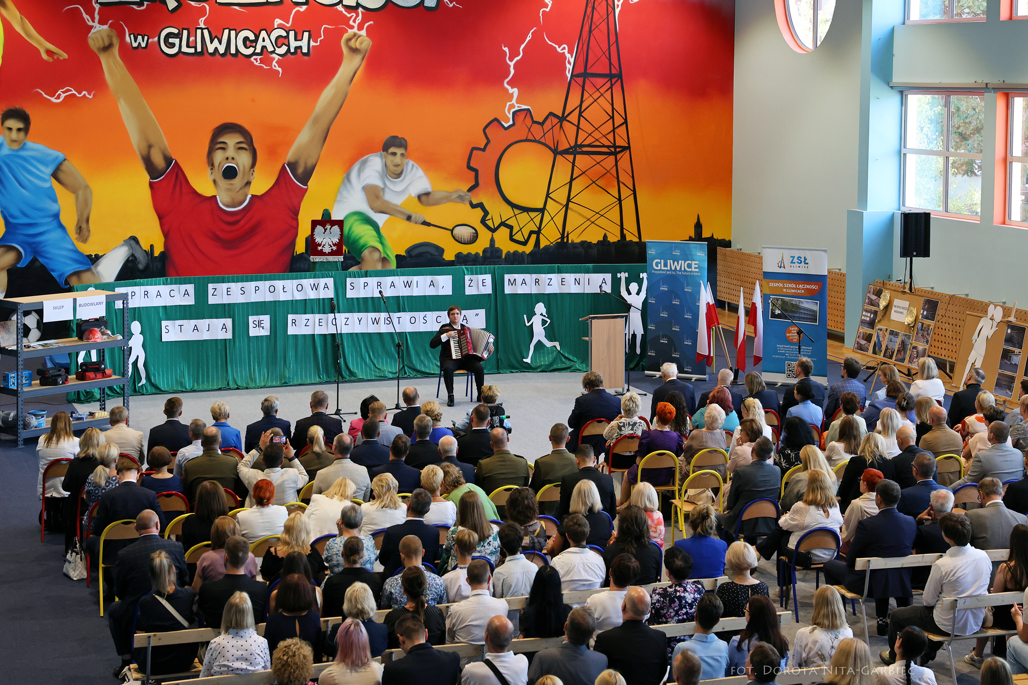 Fot. D.Nita-Garbiec/UM Gliwice ludzie w sali sportowej. Ujęcie z góry