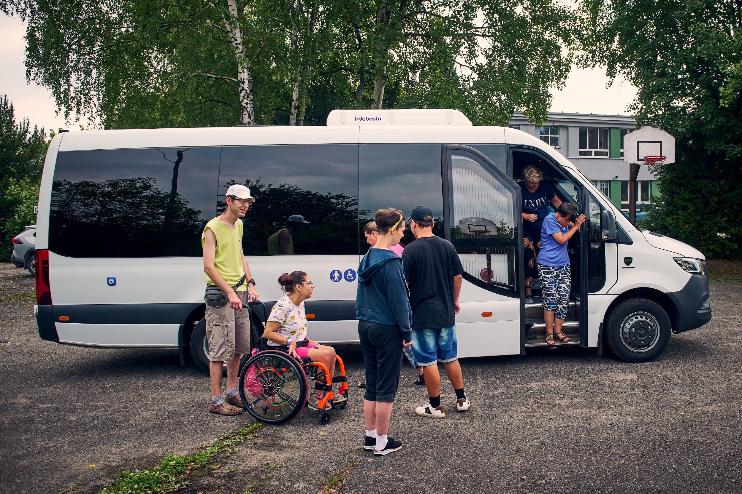 Nowy bus dla podopiecznych WTZ Caritas. Fot. M.Buksa/UM Gliwice osoby z niepełnosprawnościami i nowy bus