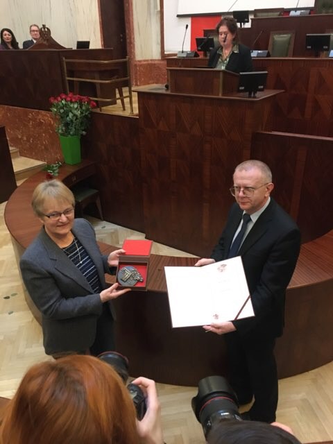 Bożena Kubit kobieta odbierająca medal