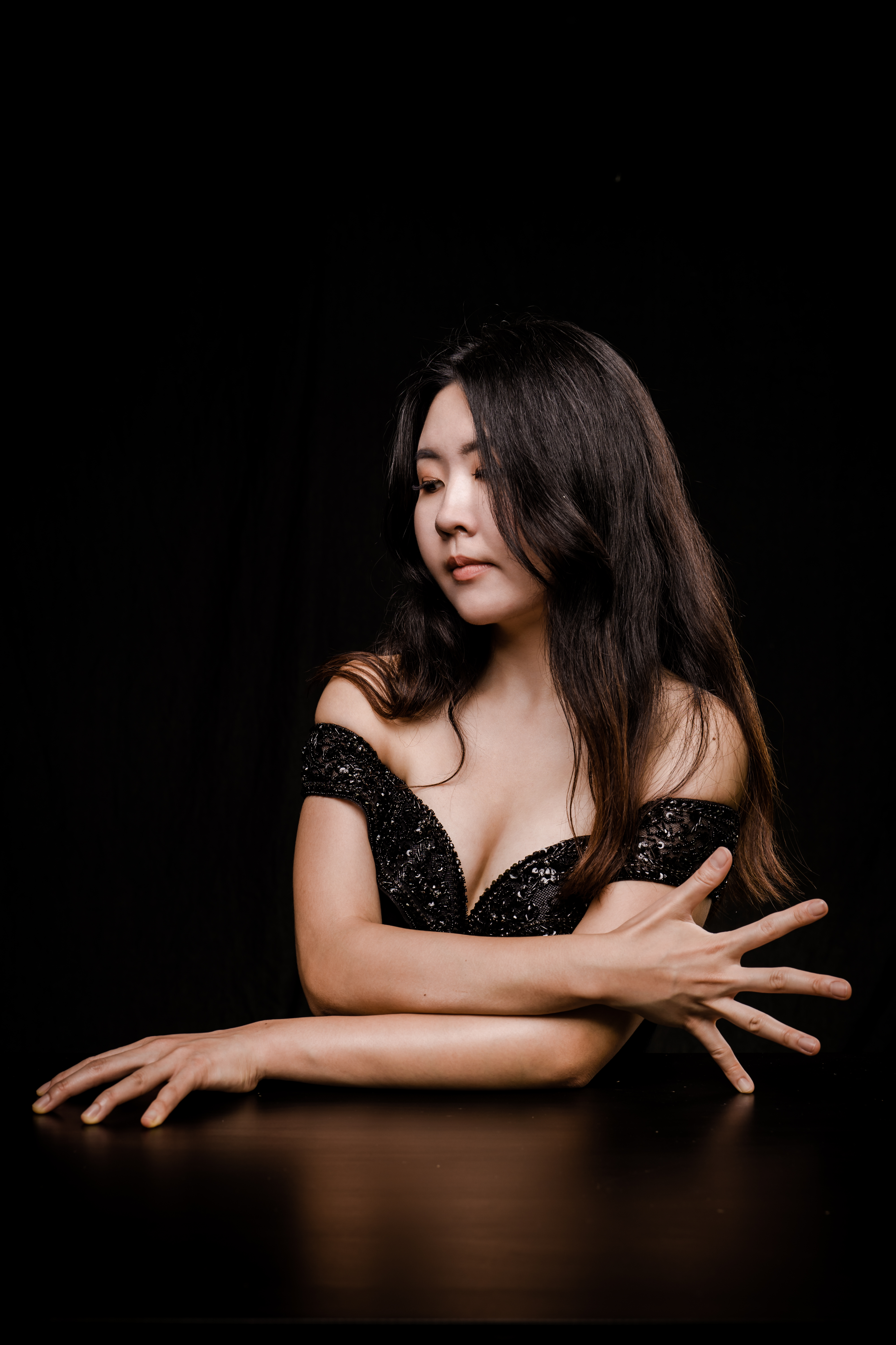 Chloe Jiyeong Mun/fot. materiały organizatora Chloe Jiyeong Mun z zamkniętymi oczami i skrzyżowanymi rękami