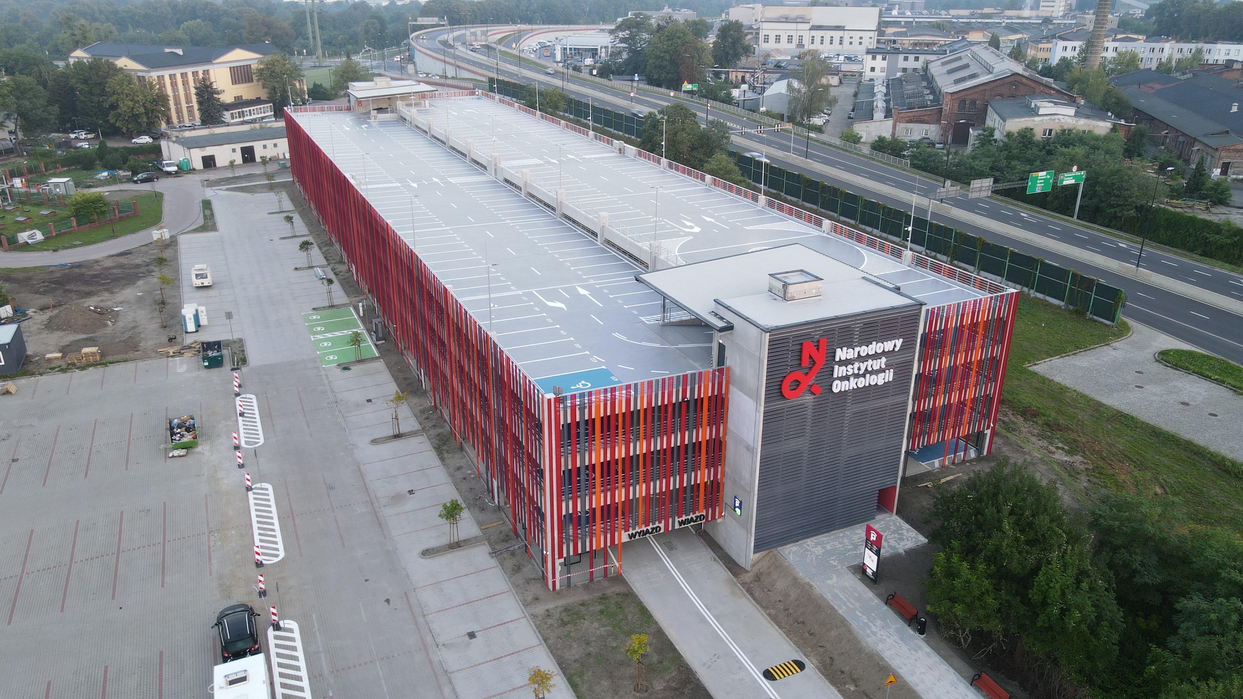 fot. A. Szczotka / NIO Gliwice duży parking z drona