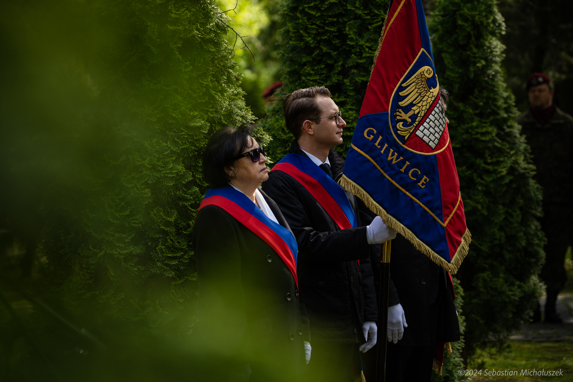 Fot. S. Michałuszek Gliwiccy radni trzymający sztandar z herbem miasta
