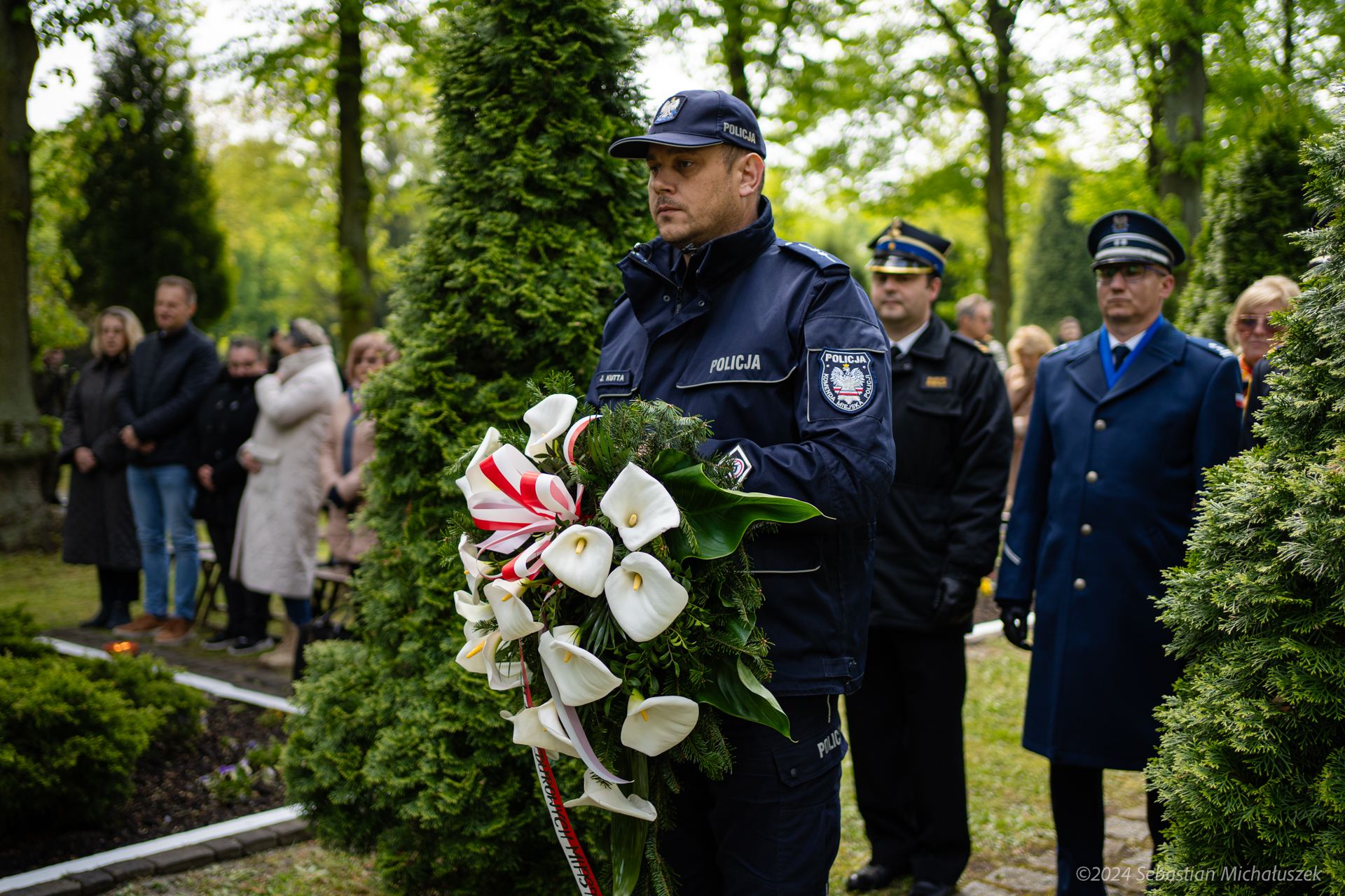 Fot. S. Michałuszek Policjanci składający kwiaty