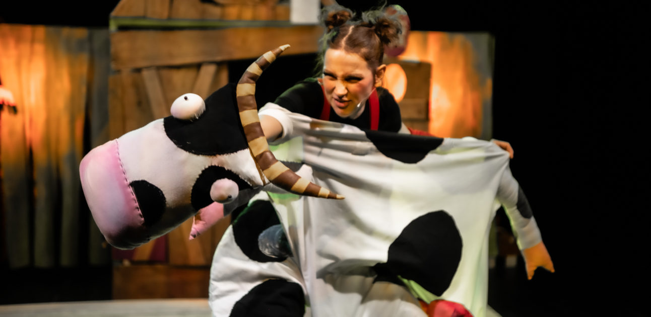 Ze spektaklu "Mama Mu" Teatru Miejskiego. Fot. M.Partyka/Teatr Miejski w Gliwicach kobieta z krową