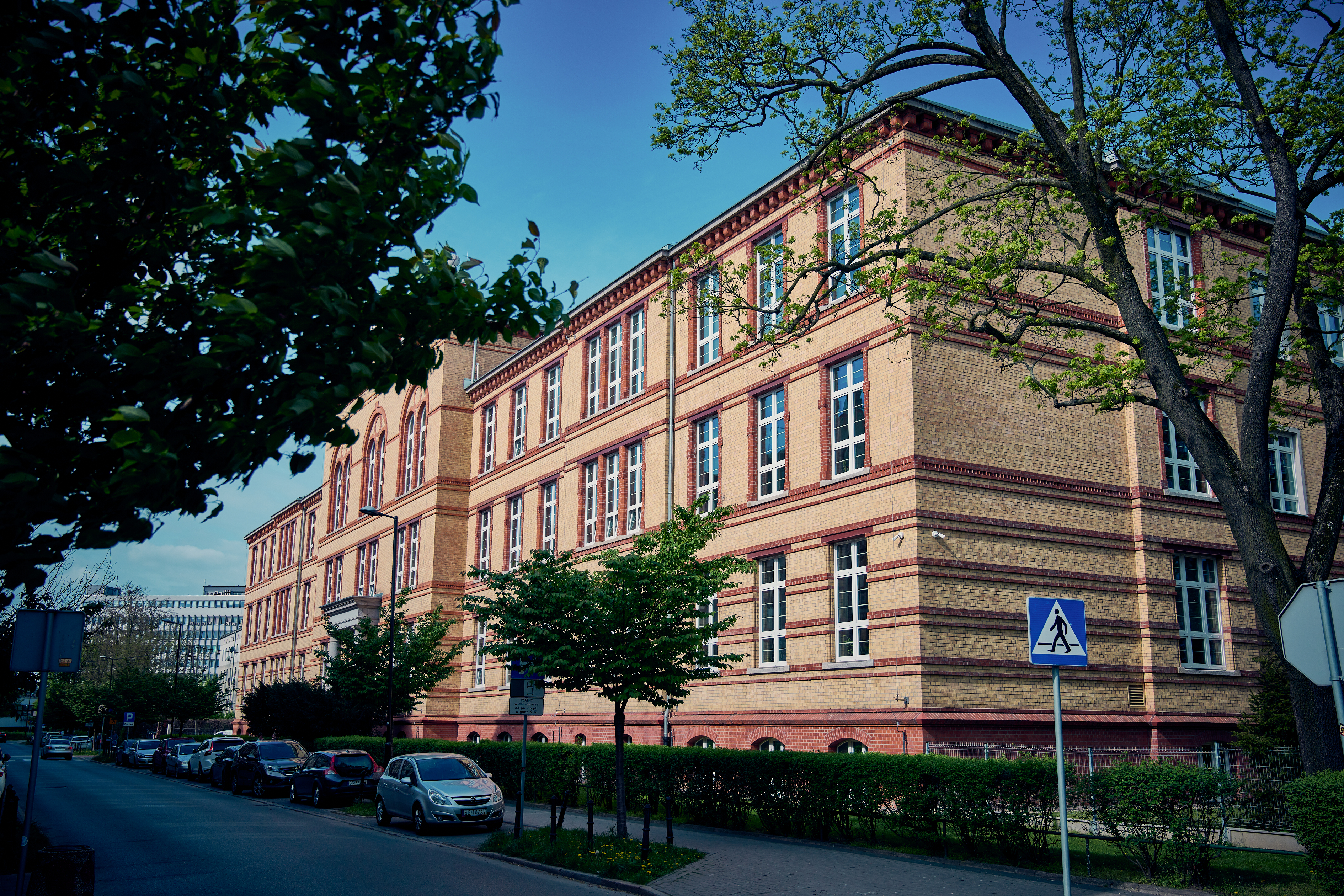 Fot. M.Buksa/UM w Gliwicach Budynek szkoły z zewnątrz