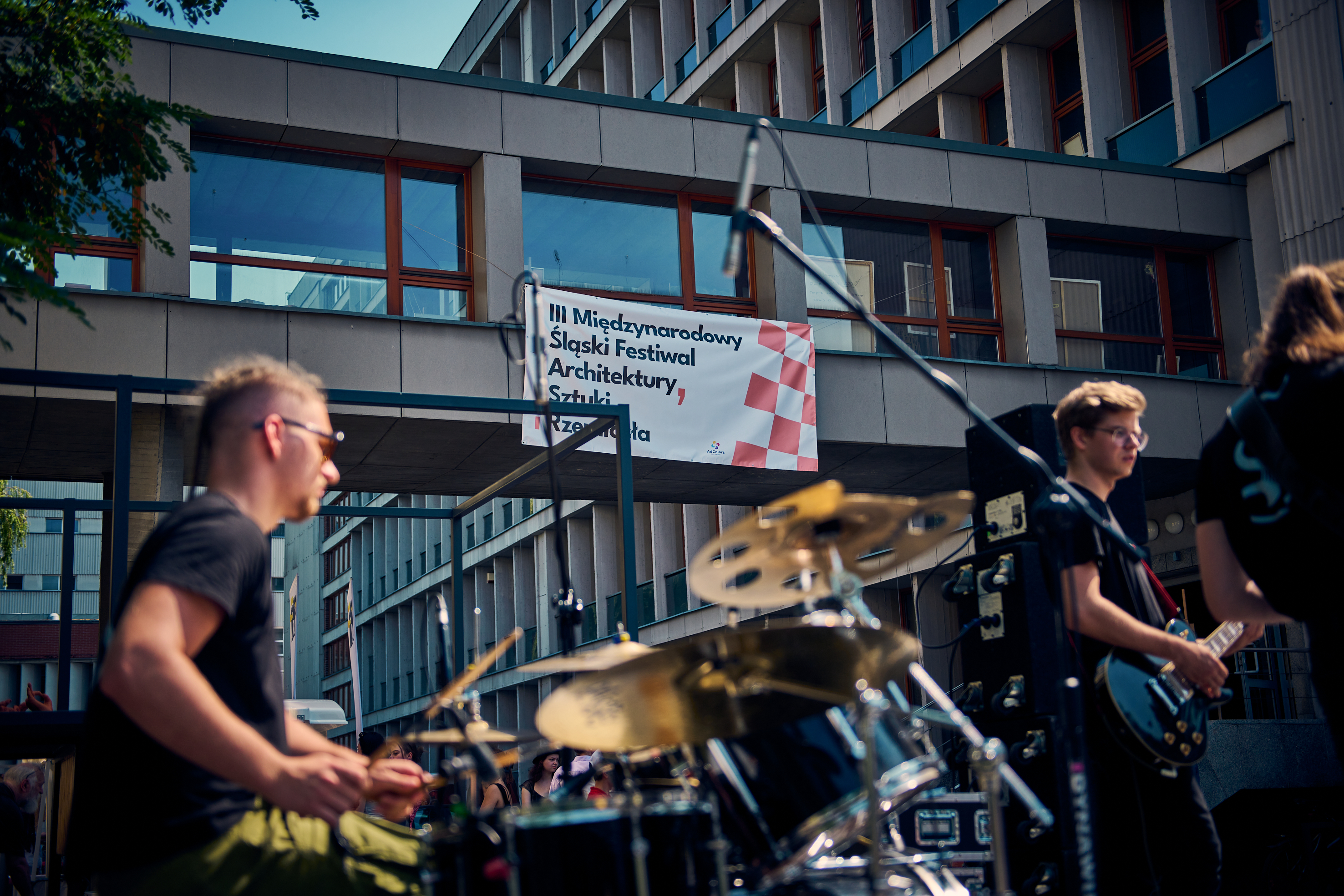 Fot. M. Buksa/ UM w Gliwicach Zespół muzyczny i w tle baner festiwalu